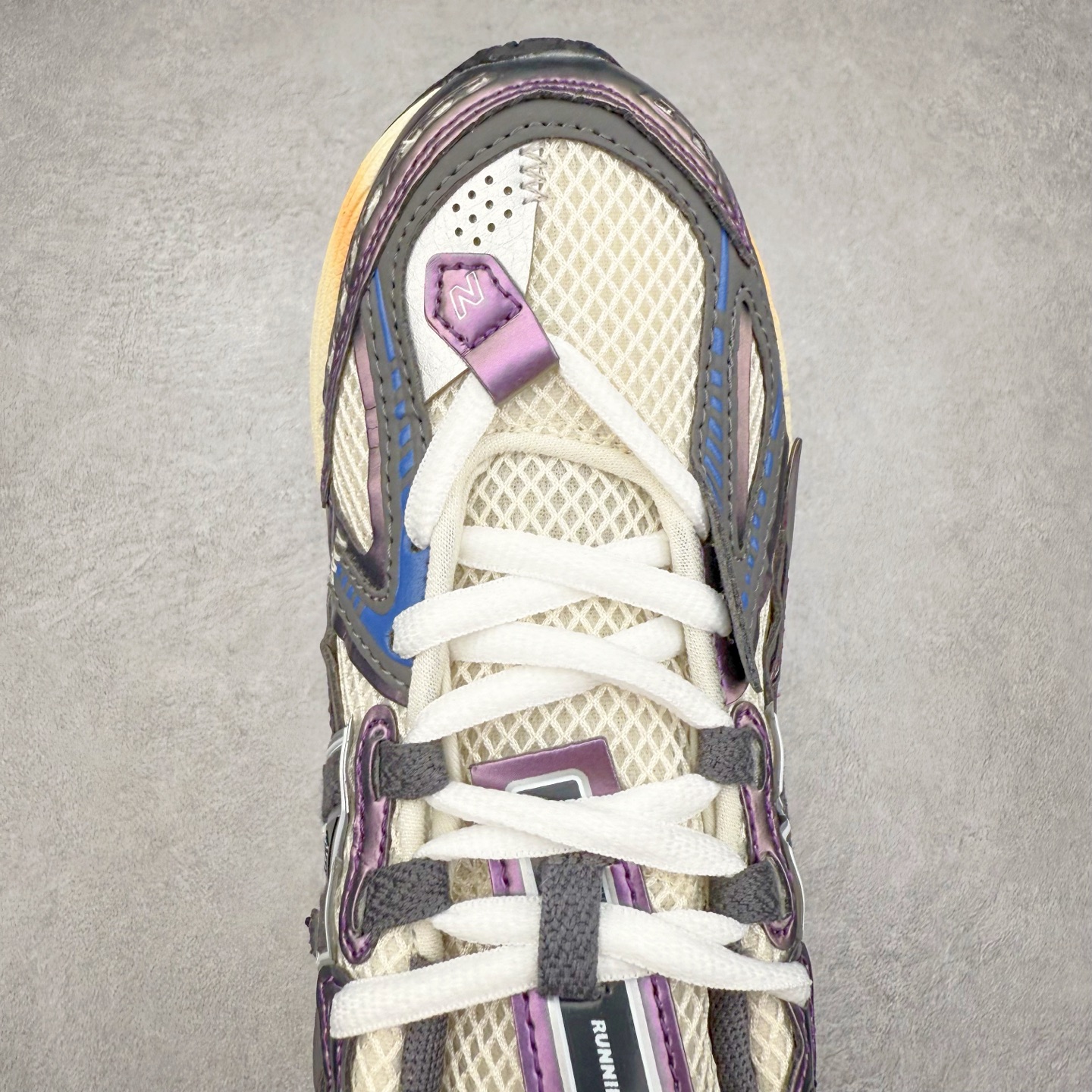 图片[4]-New Balance M1906R NB新百伦系列复古老爹风休闲运动慢跑鞋 日韩出口特供订单 全网最全配色 配套商长期套现长期补货 全新货品 正常出厂触屏不到的单价 超级跑量款 全套原楦原纸板原厂数据开发 进口三明治网面 原装进口翻毛皮料正确绒感卡色 正确中底拉帮中底网布细节 采用轻质牛剖革拼接透气网眼衬垫织物鞋面材质 T-Beam大底提供足步弓支撑 保持步态稳定 后跟搭载外露缓震胶 鞋身整体以各种深浅不一的灰色覆盖 鞋头以淡蓝色调装饰 网眼衬垫通过不规律的色块实现做旧的美感 泛黄的鞋底更是进一步增添了复古气息 尺码：36 37 37.5 38 38.5 39.5 40 40.5 41.5 42 42.5 43 44 45-选品中心