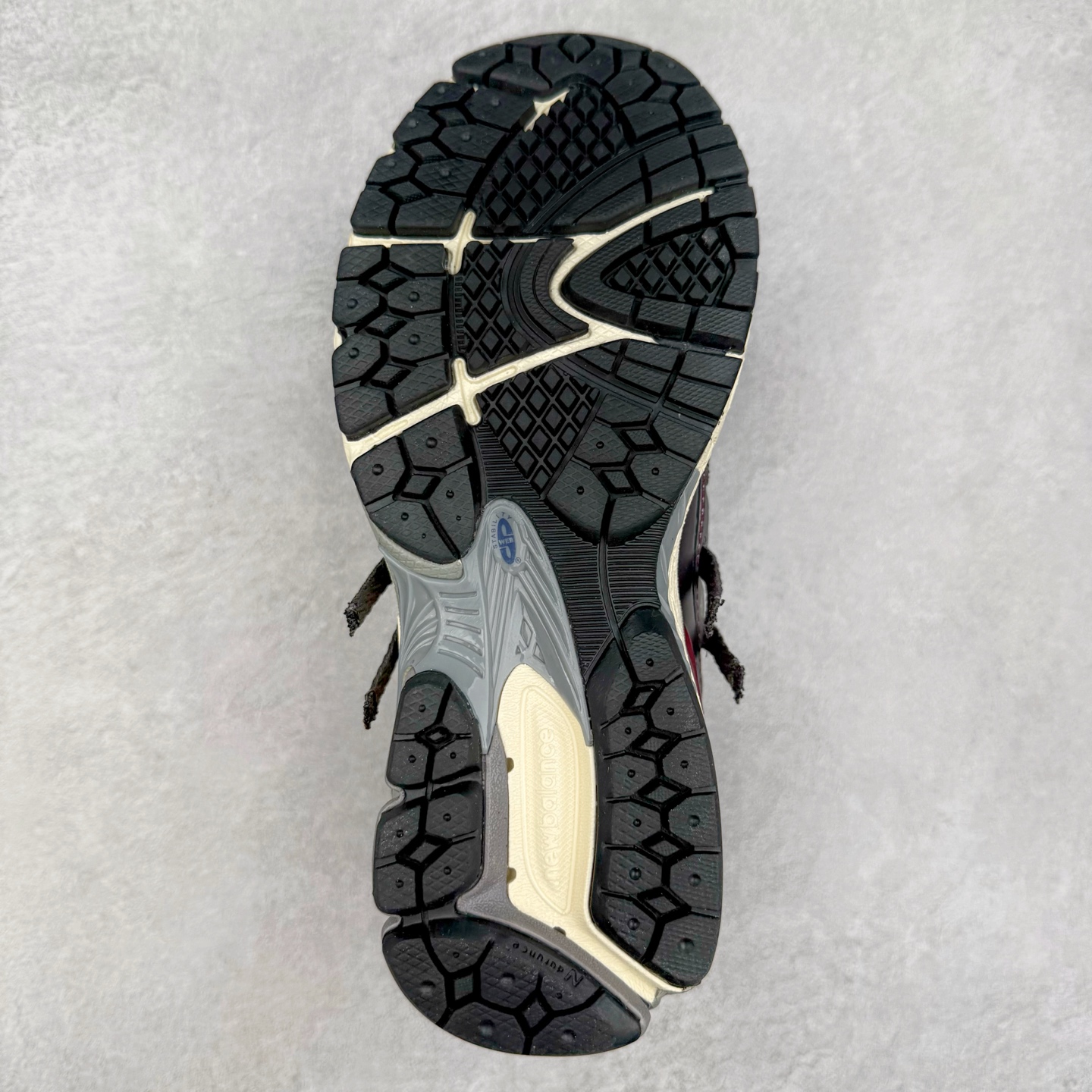 图片[9]-New Balance M1906R NB新百伦系列复古老爹风休闲运动慢跑鞋 日韩出口特供订单 全网最全配色 配套商长期套现长期补货 全新货品 正常出厂触屏不到的单价 超级跑量款 全套原楦原纸板原厂数据开发 进口三明治网面 原装进口翻毛皮料正确绒感卡色 正确中底拉帮中底网布细节 采用轻质牛剖革拼接透气网眼衬垫织物鞋面材质 T-Beam大底提供足步弓支撑 保持步态稳定 后跟搭载外露缓震胶 鞋身整体以各种深浅不一的灰色覆盖 鞋头以淡蓝色调装饰 网眼衬垫通过不规律的色块实现做旧的美感 泛黄的鞋底更是进一步增添了复古气息 尺码：36 37 37.5 38 38.5 39.5 40 40.5 41.5 42 42.5 43 44 45-选品中心