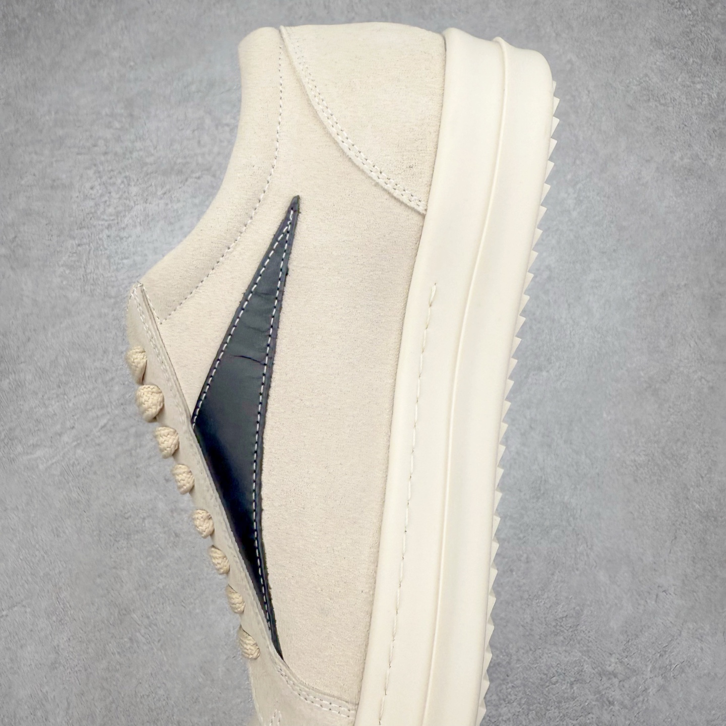 图片[7]-＃F纯原 Rick Owens Edfu 瑞克·欧文斯低帮皮面时尚运动板鞋 最新版底模 drkshdw字体凸出来的 无半点色差 斜纹布的材质和间距都是极致还原 【鞋头采用原版一致工艺 又翘又歪的效果目前这个技术市面上的任何版本都达不到这个效果】【经历了3个半月时间洪师傅带领8人团队终于研究出1-1复刻还原版本 东莞厚街洪师傅是一位有着17年的开板师经验丰富的一位老师傅 一针一孔的研究 私模开发205个走针69个细节一步到位不敢说百分百💯保证有百分之98还原 慢工出细活 好的产品不怕晚 这次的开发针对艺术家 收藏家 高品质的人群 定制品牌logo的拉链 超大一比一规格礼盒装 重达3斤以上 外加定制欧文斯保护盒 配有日文、英文 双语种配件卡片 细节诠释 一件不落 鞋盒翻盖 三标 正面+底部都一一做到 虽然增加不了实质的成本 但是打磨产品的细节 再微小也会还原 尺码：38 39 40 41 42 43 44 45 46-选品中心