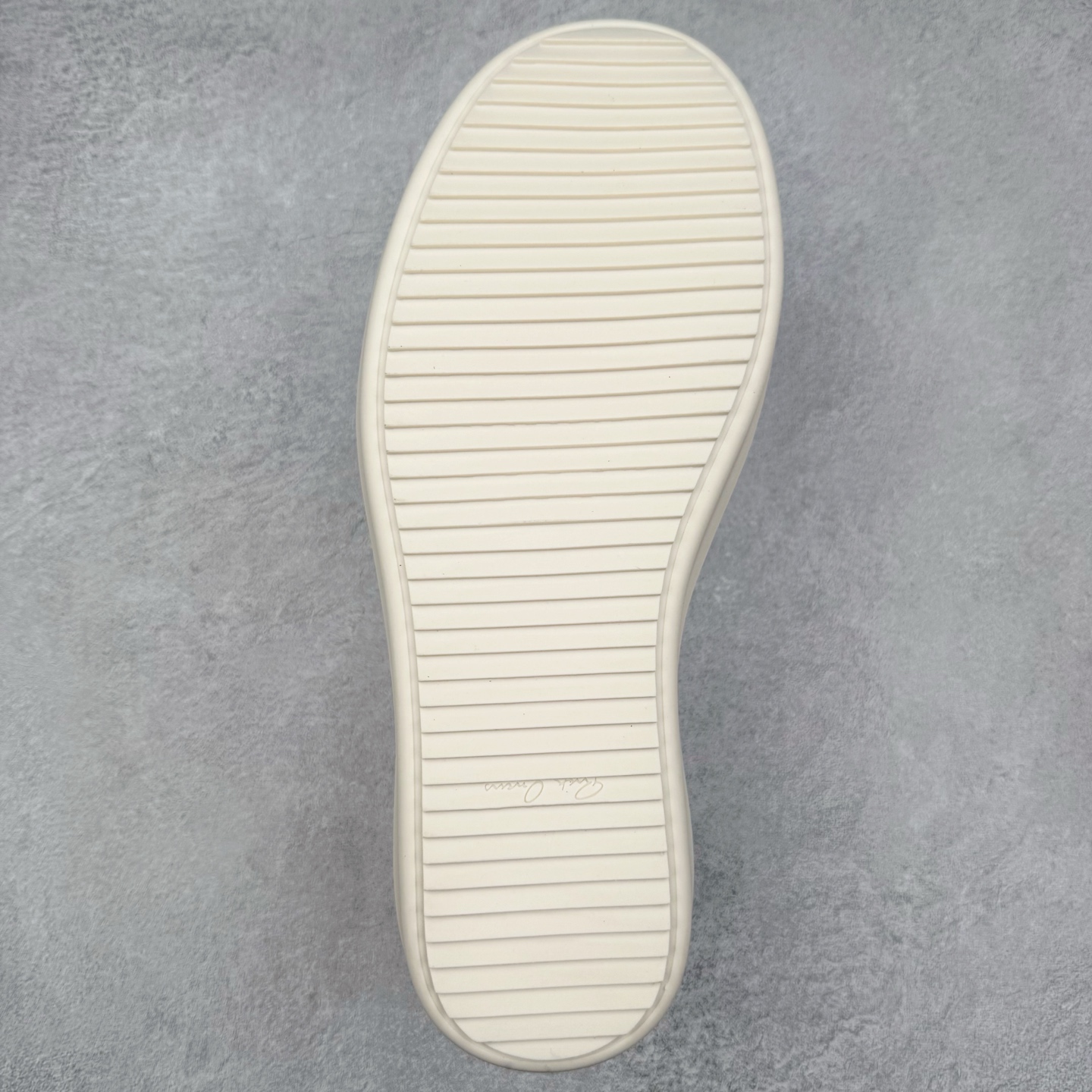 图片[9]-＃F纯原 Rick Owens Edfu 瑞克·欧文斯低帮皮面时尚运动板鞋 最新版底模 drkshdw字体凸出来的 无半点色差 斜纹布的材质和间距都是极致还原 【鞋头采用原版一致工艺 又翘又歪的效果目前这个技术市面上的任何版本都达不到这个效果】【经历了3个半月时间洪师傅带领8人团队终于研究出1-1复刻还原版本 东莞厚街洪师傅是一位有着17年的开板师经验丰富的一位老师傅 一针一孔的研究 私模开发205个走针69个细节一步到位不敢说百分百💯保证有百分之98还原 慢工出细活 好的产品不怕晚 这次的开发针对艺术家 收藏家 高品质的人群 定制品牌logo的拉链 超大一比一规格礼盒装 重达3斤以上 外加定制欧文斯保护盒 配有日文、英文 双语种配件卡片 细节诠释 一件不落 鞋盒翻盖 三标 正面+底部都一一做到 虽然增加不了实质的成本 但是打磨产品的细节 再微小也会还原 尺码：38 39 40 41 42 43 44 45 46-选品中心