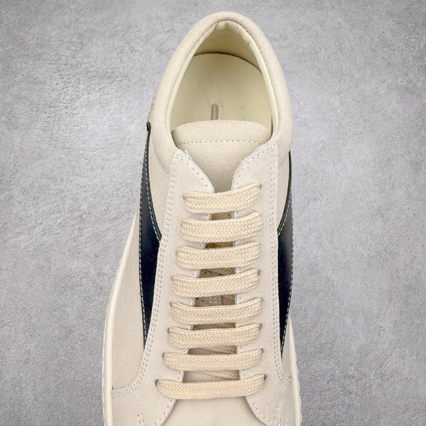 图片[5]-＃F纯原 Rick Owens Edfu 瑞克·欧文斯低帮皮面时尚运动板鞋 最新版底模 drkshdw字体凸出来的 无半点色差 斜纹布的材质和间距都是极致还原 【鞋头采用原版一致工艺 又翘又歪的效果目前这个技术市面上的任何版本都达不到这个效果】【经历了3个半月时间洪师傅带领8人团队终于研究出1-1复刻还原版本 东莞厚街洪师傅是一位有着17年的开板师经验丰富的一位老师傅 一针一孔的研究 私模开发205个走针69个细节一步到位不敢说百分百💯保证有百分之98还原 慢工出细活 好的产品不怕晚 这次的开发针对艺术家 收藏家 高品质的人群 定制品牌logo的拉链 超大一比一规格礼盒装 重达3斤以上 外加定制欧文斯保护盒 配有日文、英文 双语种配件卡片 细节诠释 一件不落 鞋盒翻盖 三标 正面+底部都一一做到 虽然增加不了实质的成本 但是打磨产品的细节 再微小也会还原 尺码：38 39 40 41 42 43 44 45 46-选品中心