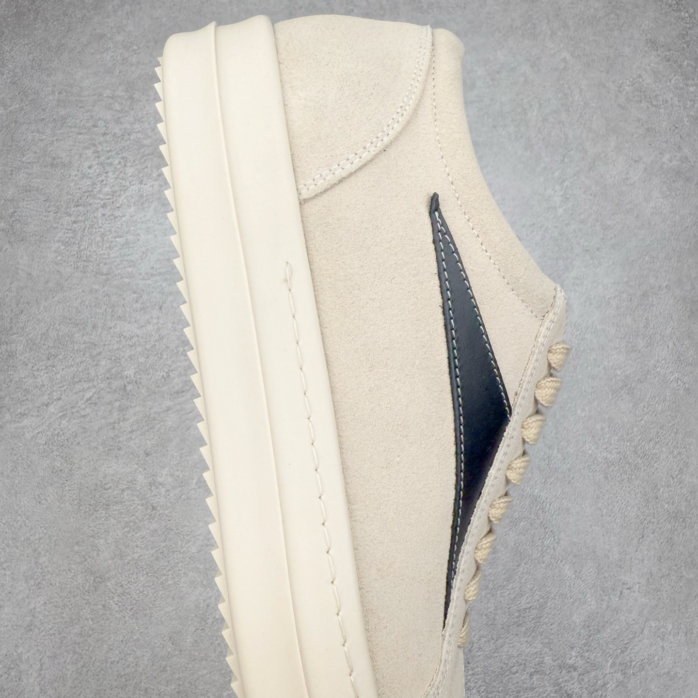 图片[6]-＃F纯原 Rick Owens Edfu 瑞克·欧文斯低帮皮面时尚运动板鞋 最新版底模 drkshdw字体凸出来的 无半点色差 斜纹布的材质和间距都是极致还原 【鞋头采用原版一致工艺 又翘又歪的效果目前这个技术市面上的任何版本都达不到这个效果】【经历了3个半月时间洪师傅带领8人团队终于研究出1-1复刻还原版本 东莞厚街洪师傅是一位有着17年的开板师经验丰富的一位老师傅 一针一孔的研究 私模开发205个走针69个细节一步到位不敢说百分百💯保证有百分之98还原 慢工出细活 好的产品不怕晚 这次的开发针对艺术家 收藏家 高品质的人群 定制品牌logo的拉链 超大一比一规格礼盒装 重达3斤以上 外加定制欧文斯保护盒 配有日文、英文 双语种配件卡片 细节诠释 一件不落 鞋盒翻盖 三标 正面+底部都一一做到 虽然增加不了实质的成本 但是打磨产品的细节 再微小也会还原 尺码：38 39 40 41 42 43 44 45 46-选品中心