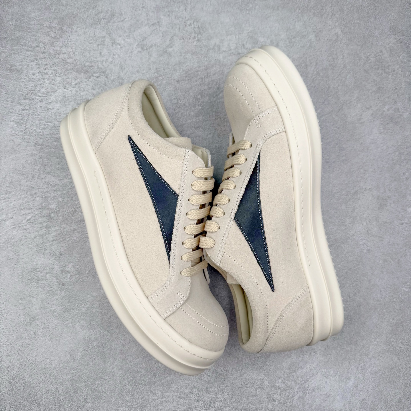 图片[3]-＃F纯原 Rick Owens Edfu 瑞克·欧文斯低帮皮面时尚运动板鞋 最新版底模 drkshdw字体凸出来的 无半点色差 斜纹布的材质和间距都是极致还原 【鞋头采用原版一致工艺 又翘又歪的效果目前这个技术市面上的任何版本都达不到这个效果】【经历了3个半月时间洪师傅带领8人团队终于研究出1-1复刻还原版本 东莞厚街洪师傅是一位有着17年的开板师经验丰富的一位老师傅 一针一孔的研究 私模开发205个走针69个细节一步到位不敢说百分百💯保证有百分之98还原 慢工出细活 好的产品不怕晚 这次的开发针对艺术家 收藏家 高品质的人群 定制品牌logo的拉链 超大一比一规格礼盒装 重达3斤以上 外加定制欧文斯保护盒 配有日文、英文 双语种配件卡片 细节诠释 一件不落 鞋盒翻盖 三标 正面+底部都一一做到 虽然增加不了实质的成本 但是打磨产品的细节 再微小也会还原 尺码：38 39 40 41 42 43 44 45 46-选品中心