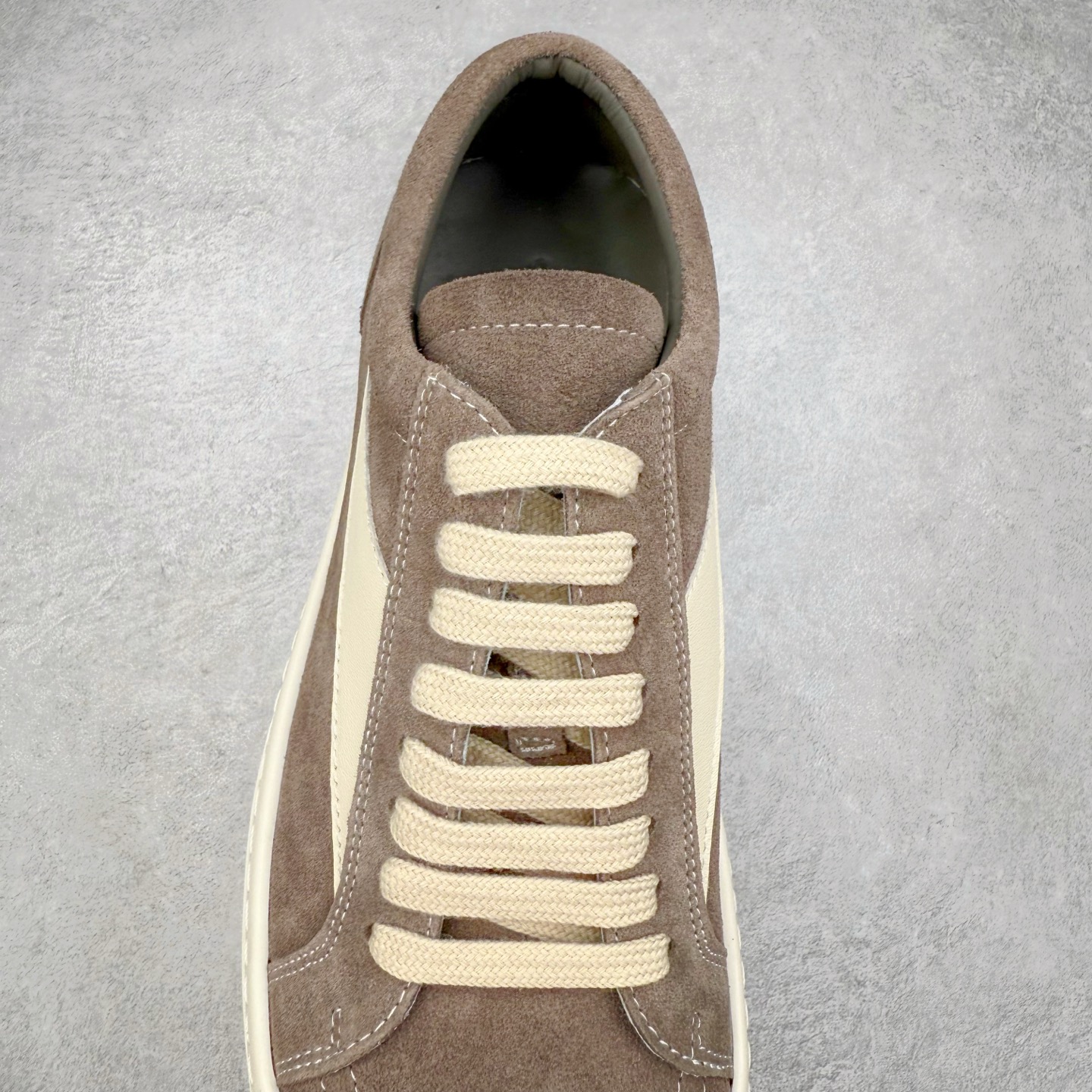 图片[5]-＃F纯原 Rick Owens Edfu 瑞克·欧文斯低帮皮面时尚运动板鞋 最新版底模 drkshdw字体凸出来的 无半点色差 斜纹布的材质和间距都是极致还原 【鞋头采用原版一致工艺 又翘又歪的效果目前这个技术市面上的任何版本都达不到这个效果】【经历了3个半月时间洪师傅带领8人团队终于研究出1-1复刻还原版本 东莞厚街洪师傅是一位有着17年的开板师经验丰富的一位老师傅 一针一孔的研究 私模开发205个走针69个细节一步到位不敢说百分百💯保证有百分之98还原 慢工出细活 好的产品不怕晚 这次的开发针对艺术家 收藏家 高品质的人群 定制品牌logo的拉链 超大一比一规格礼盒装 重达3斤以上 外加定制欧文斯保护盒 配有日文、英文 双语种配件卡片 细节诠释 一件不落 鞋盒翻盖 三标 正面+底部都一一做到 虽然增加不了实质的成本 但是打磨产品的细节 再微小也会还原 尺码：38 39 40 41 42 43 44 45 46-选品中心