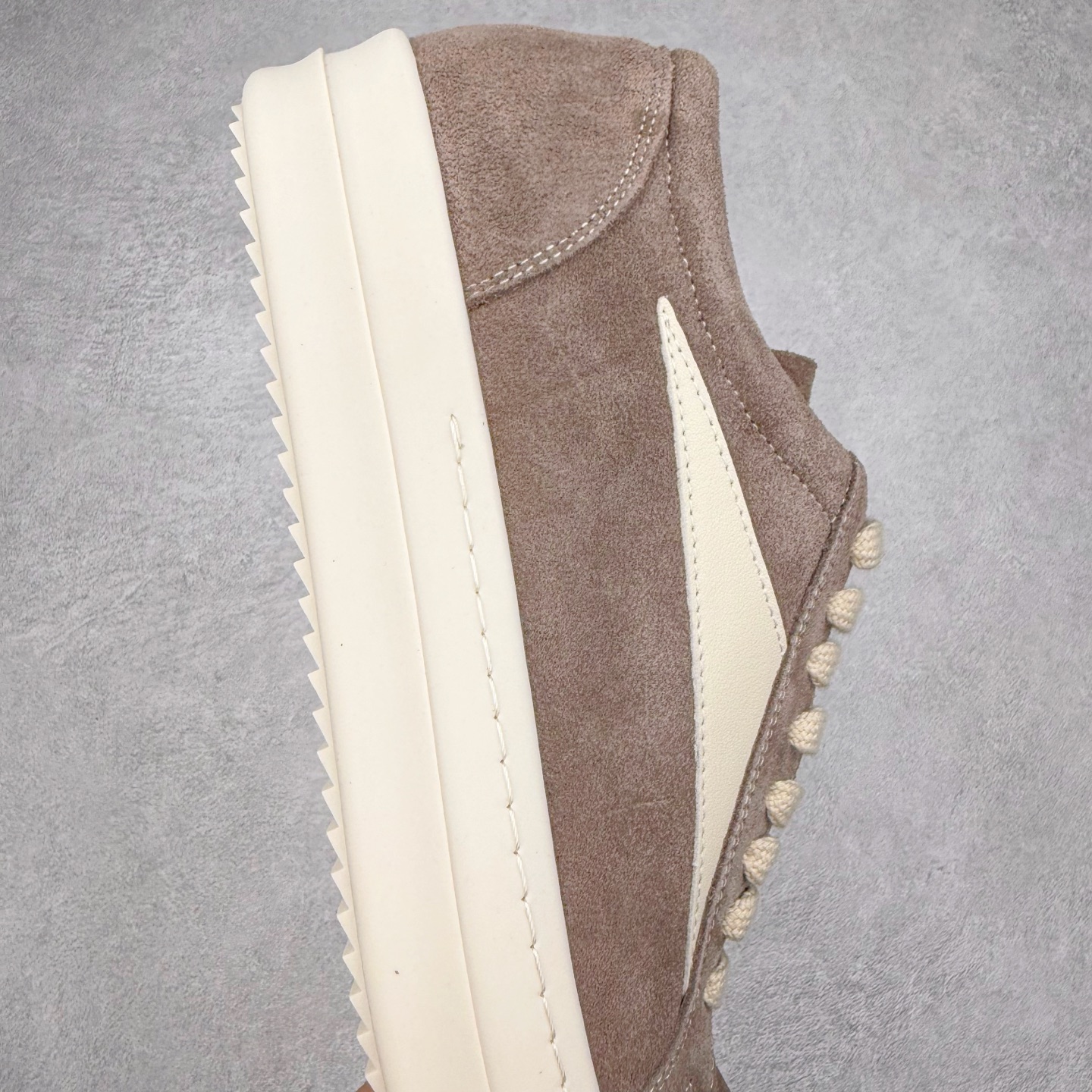 图片[6]-＃F纯原 Rick Owens Edfu 瑞克·欧文斯低帮皮面时尚运动板鞋 最新版底模 drkshdw字体凸出来的 无半点色差 斜纹布的材质和间距都是极致还原 【鞋头采用原版一致工艺 又翘又歪的效果目前这个技术市面上的任何版本都达不到这个效果】【经历了3个半月时间洪师傅带领8人团队终于研究出1-1复刻还原版本 东莞厚街洪师傅是一位有着17年的开板师经验丰富的一位老师傅 一针一孔的研究 私模开发205个走针69个细节一步到位不敢说百分百💯保证有百分之98还原 慢工出细活 好的产品不怕晚 这次的开发针对艺术家 收藏家 高品质的人群 定制品牌logo的拉链 超大一比一规格礼盒装 重达3斤以上 外加定制欧文斯保护盒 配有日文、英文 双语种配件卡片 细节诠释 一件不落 鞋盒翻盖 三标 正面+底部都一一做到 虽然增加不了实质的成本 但是打磨产品的细节 再微小也会还原 尺码：38 39 40 41 42 43 44 45 46-选品中心