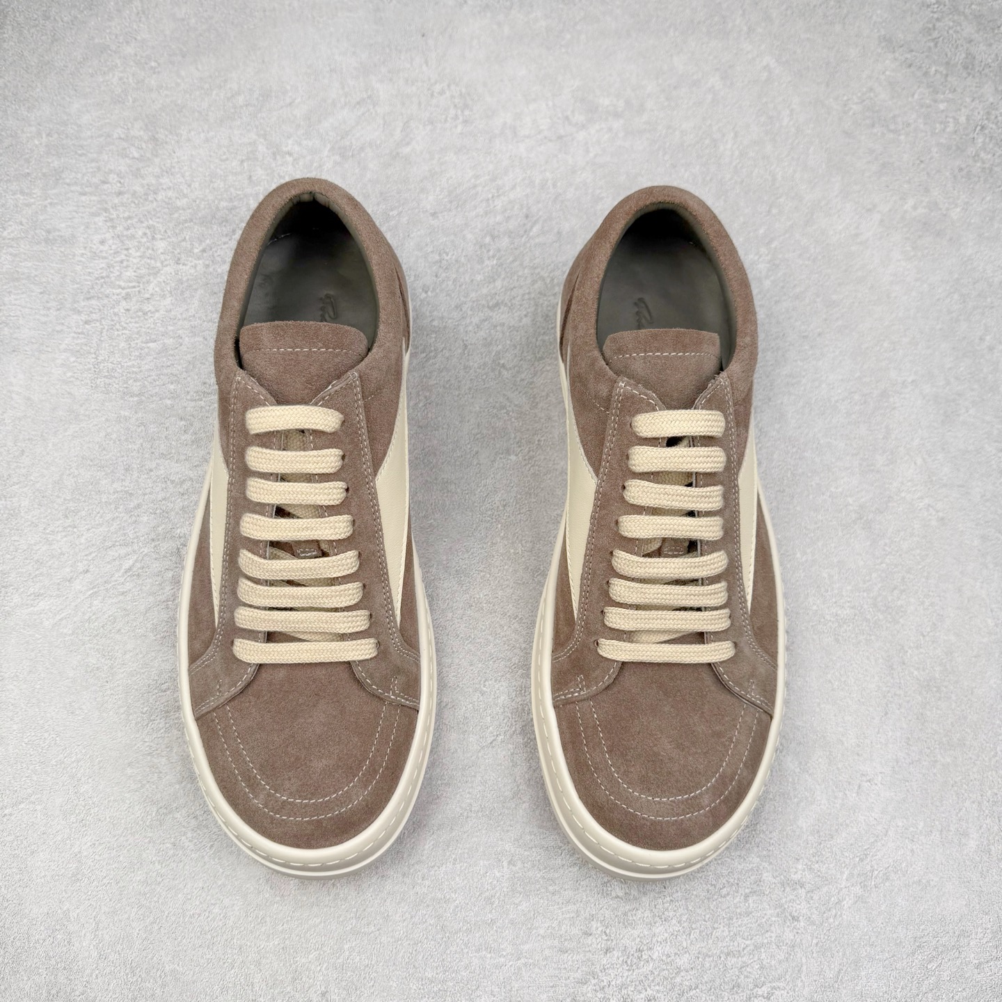 图片[2]-＃F纯原 Rick Owens Edfu 瑞克·欧文斯低帮皮面时尚运动板鞋 最新版底模 drkshdw字体凸出来的 无半点色差 斜纹布的材质和间距都是极致还原 【鞋头采用原版一致工艺 又翘又歪的效果目前这个技术市面上的任何版本都达不到这个效果】【经历了3个半月时间洪师傅带领8人团队终于研究出1-1复刻还原版本 东莞厚街洪师傅是一位有着17年的开板师经验丰富的一位老师傅 一针一孔的研究 私模开发205个走针69个细节一步到位不敢说百分百💯保证有百分之98还原 慢工出细活 好的产品不怕晚 这次的开发针对艺术家 收藏家 高品质的人群 定制品牌logo的拉链 超大一比一规格礼盒装 重达3斤以上 外加定制欧文斯保护盒 配有日文、英文 双语种配件卡片 细节诠释 一件不落 鞋盒翻盖 三标 正面+底部都一一做到 虽然增加不了实质的成本 但是打磨产品的细节 再微小也会还原 尺码：38 39 40 41 42 43 44 45 46-选品中心