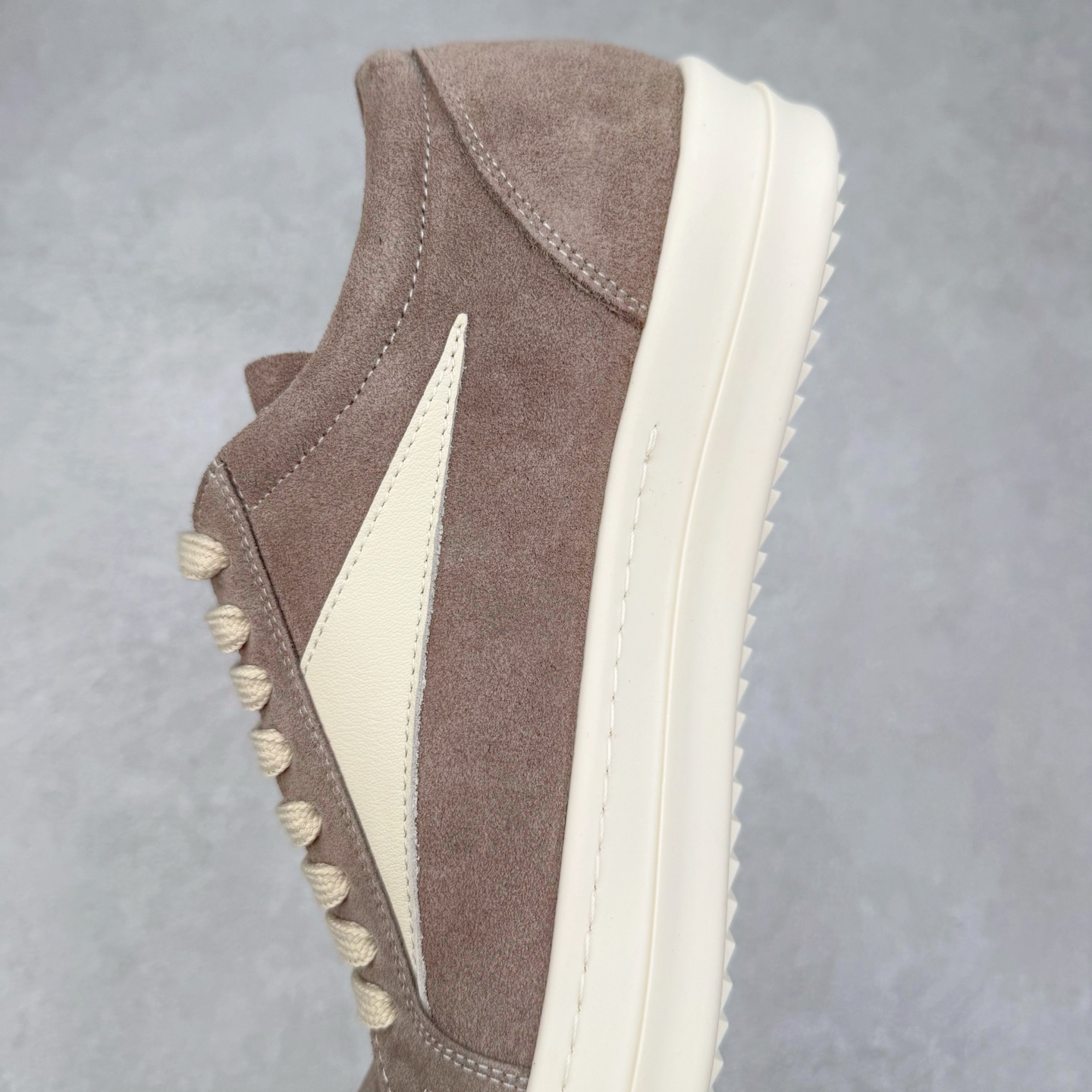 图片[7]-＃F纯原 Rick Owens Edfu 瑞克·欧文斯低帮皮面时尚运动板鞋 最新版底模 drkshdw字体凸出来的 无半点色差 斜纹布的材质和间距都是极致还原 【鞋头采用原版一致工艺 又翘又歪的效果目前这个技术市面上的任何版本都达不到这个效果】【经历了3个半月时间洪师傅带领8人团队终于研究出1-1复刻还原版本 东莞厚街洪师傅是一位有着17年的开板师经验丰富的一位老师傅 一针一孔的研究 私模开发205个走针69个细节一步到位不敢说百分百💯保证有百分之98还原 慢工出细活 好的产品不怕晚 这次的开发针对艺术家 收藏家 高品质的人群 定制品牌logo的拉链 超大一比一规格礼盒装 重达3斤以上 外加定制欧文斯保护盒 配有日文、英文 双语种配件卡片 细节诠释 一件不落 鞋盒翻盖 三标 正面+底部都一一做到 虽然增加不了实质的成本 但是打磨产品的细节 再微小也会还原 尺码：38 39 40 41 42 43 44 45 46-选品中心