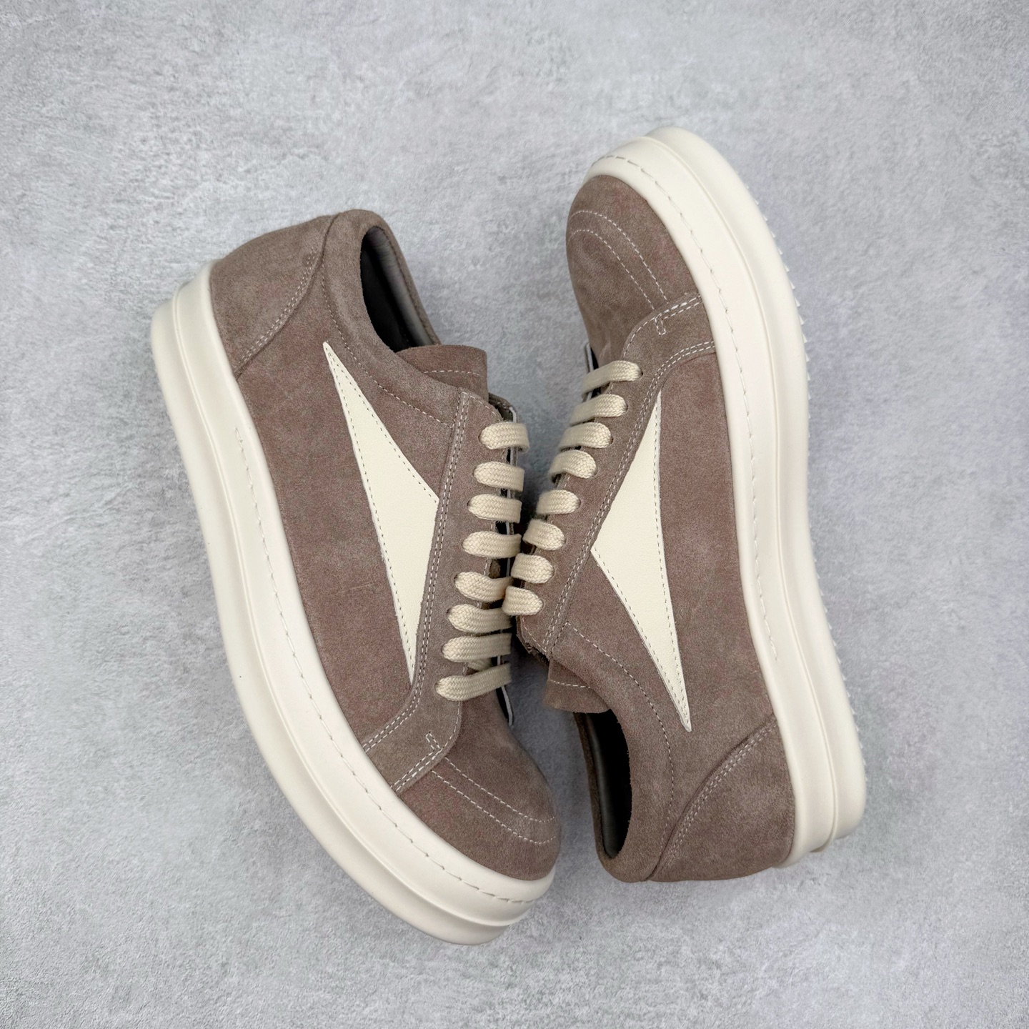 图片[3]-＃F纯原 Rick Owens Edfu 瑞克·欧文斯低帮皮面时尚运动板鞋 最新版底模 drkshdw字体凸出来的 无半点色差 斜纹布的材质和间距都是极致还原 【鞋头采用原版一致工艺 又翘又歪的效果目前这个技术市面上的任何版本都达不到这个效果】【经历了3个半月时间洪师傅带领8人团队终于研究出1-1复刻还原版本 东莞厚街洪师傅是一位有着17年的开板师经验丰富的一位老师傅 一针一孔的研究 私模开发205个走针69个细节一步到位不敢说百分百💯保证有百分之98还原 慢工出细活 好的产品不怕晚 这次的开发针对艺术家 收藏家 高品质的人群 定制品牌logo的拉链 超大一比一规格礼盒装 重达3斤以上 外加定制欧文斯保护盒 配有日文、英文 双语种配件卡片 细节诠释 一件不落 鞋盒翻盖 三标 正面+底部都一一做到 虽然增加不了实质的成本 但是打磨产品的细节 再微小也会还原 尺码：38 39 40 41 42 43 44 45 46-选品中心