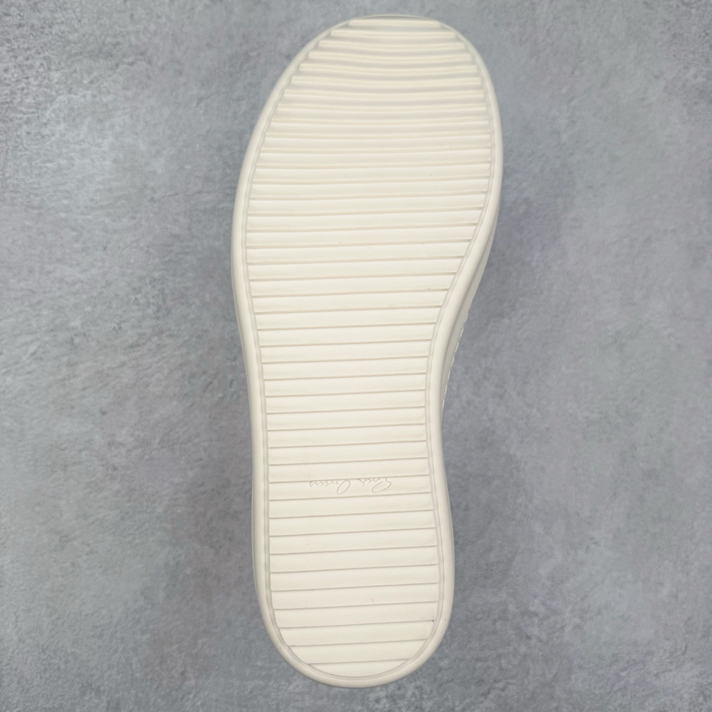 图片[9]-＃F纯原 Rick Owens Edfu 瑞克·欧文斯低帮皮面时尚运动板鞋 最新版底模 drkshdw字体凸出来的 无半点色差 斜纹布的材质和间距都是极致还原 【鞋头采用原版一致工艺 又翘又歪的效果目前这个技术市面上的任何版本都达不到这个效果】【经历了3个半月时间洪师傅带领8人团队终于研究出1-1复刻还原版本 东莞厚街洪师傅是一位有着17年的开板师经验丰富的一位老师傅 一针一孔的研究 私模开发205个走针69个细节一步到位不敢说百分百💯保证有百分之98还原 慢工出细活 好的产品不怕晚 这次的开发针对艺术家 收藏家 高品质的人群 定制品牌logo的拉链 超大一比一规格礼盒装 重达3斤以上 外加定制欧文斯保护盒 配有日文、英文 双语种配件卡片 细节诠释 一件不落 鞋盒翻盖 三标 正面+底部都一一做到 虽然增加不了实质的成本 但是打磨产品的细节 再微小也会还原 尺码：38 39 40 41 42 43 44 45 46-选品中心