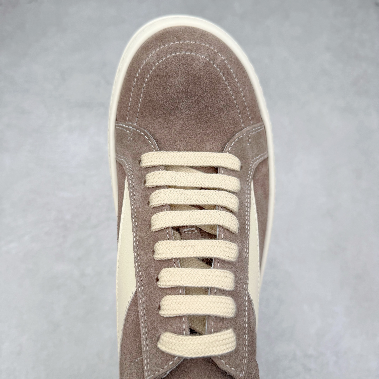 图片[4]-＃F纯原 Rick Owens Edfu 瑞克·欧文斯低帮皮面时尚运动板鞋 最新版底模 drkshdw字体凸出来的 无半点色差 斜纹布的材质和间距都是极致还原 【鞋头采用原版一致工艺 又翘又歪的效果目前这个技术市面上的任何版本都达不到这个效果】【经历了3个半月时间洪师傅带领8人团队终于研究出1-1复刻还原版本 东莞厚街洪师傅是一位有着17年的开板师经验丰富的一位老师傅 一针一孔的研究 私模开发205个走针69个细节一步到位不敢说百分百💯保证有百分之98还原 慢工出细活 好的产品不怕晚 这次的开发针对艺术家 收藏家 高品质的人群 定制品牌logo的拉链 超大一比一规格礼盒装 重达3斤以上 外加定制欧文斯保护盒 配有日文、英文 双语种配件卡片 细节诠释 一件不落 鞋盒翻盖 三标 正面+底部都一一做到 虽然增加不了实质的成本 但是打磨产品的细节 再微小也会还原 尺码：38 39 40 41 42 43 44 45 46-选品中心