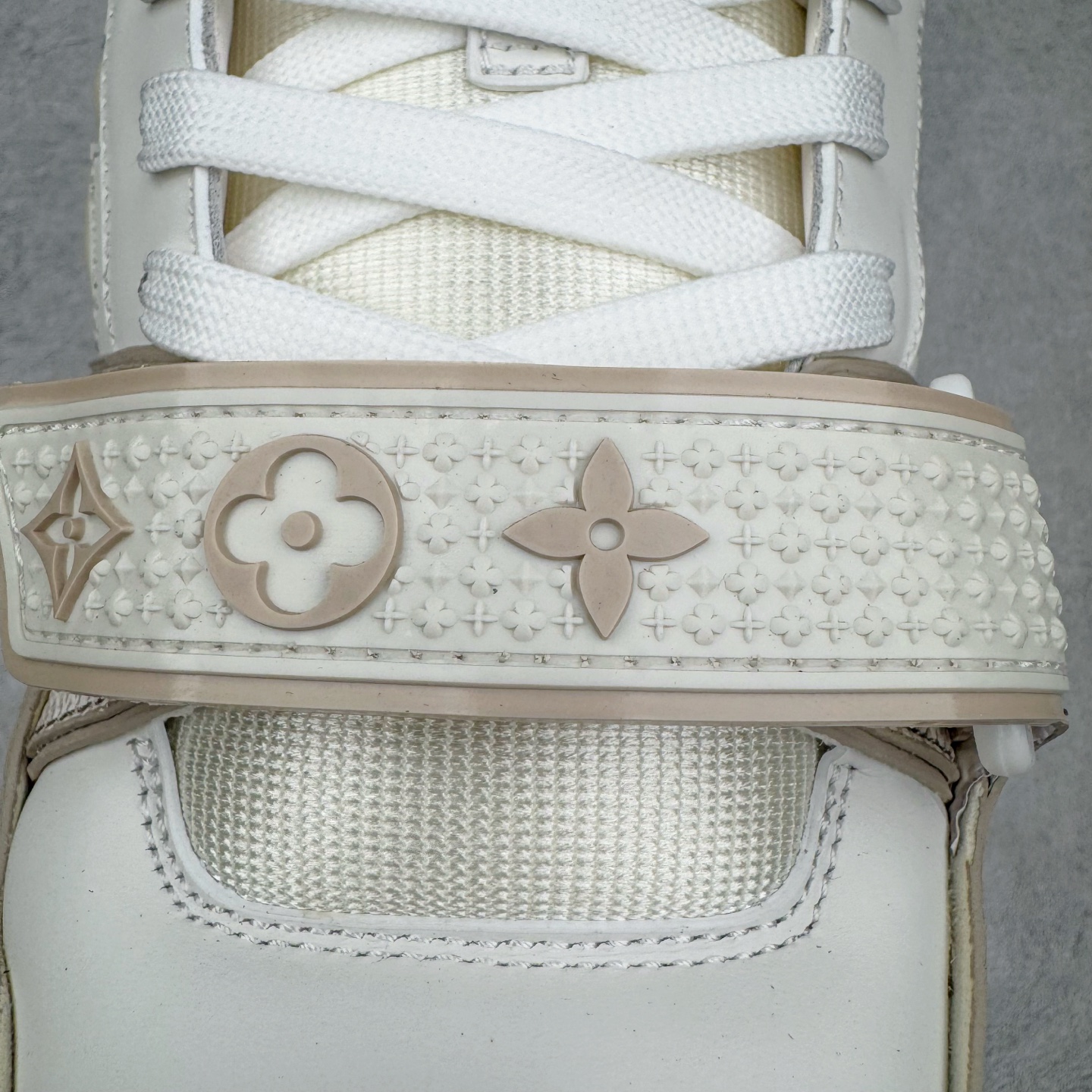 图片[13]-＃GD广顶 Louis Vuitton Trainer lv路易威登时装走秀运动时尚板鞋 外贸零售特供批次 2023全新纸板数据 印花高频效果碾压市面 市售天花板产物 耗时半年巨作 全套原厂新版原纸板楦头开发 原厂特供皮料加持 市场所有版本中综合最强的货品 GD实力大厂出品 全网最全配色更新最快 最成熟的做工稳定的品控 完美鞋型超高的清洁度 零毛边线头瑕疵 全套原楦原纸版原鞋开模 全网最具灵魂的版型 正确原装黄色鞋盒 正确中底印花 鞋面印花3D高频深度立体 全鞋电脑针车 紧密相连 针距密度一致 环保乳胶注塑鞋垫 厚度脚感还原原版 皮面裁剪部位 统一油边封口工艺 原装橡胶大底含胶量大底组合零偏差 专柜全套包装 防尘袋 说明书 质保卡 男女鞋 尺码：35 36 37 38 39 40 41 42 43 44 45-选品中心