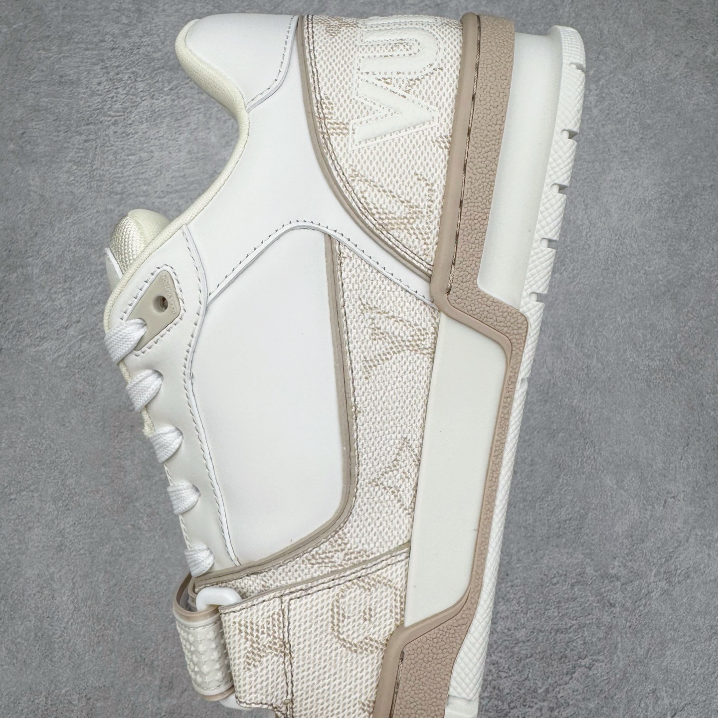 图片[7]-＃GD广顶 Louis Vuitton Trainer lv路易威登时装走秀运动时尚板鞋 外贸零售特供批次 2023全新纸板数据 印花高频效果碾压市面 市售天花板产物 耗时半年巨作 全套原厂新版原纸板楦头开发 原厂特供皮料加持 市场所有版本中综合最强的货品 GD实力大厂出品 全网最全配色更新最快 最成熟的做工稳定的品控 完美鞋型超高的清洁度 零毛边线头瑕疵 全套原楦原纸版原鞋开模 全网最具灵魂的版型 正确原装黄色鞋盒 正确中底印花 鞋面印花3D高频深度立体 全鞋电脑针车 紧密相连 针距密度一致 环保乳胶注塑鞋垫 厚度脚感还原原版 皮面裁剪部位 统一油边封口工艺 原装橡胶大底含胶量大底组合零偏差 专柜全套包装 防尘袋 说明书 质保卡 男女鞋 尺码：35 36 37 38 39 40 41 42 43 44 45-选品中心