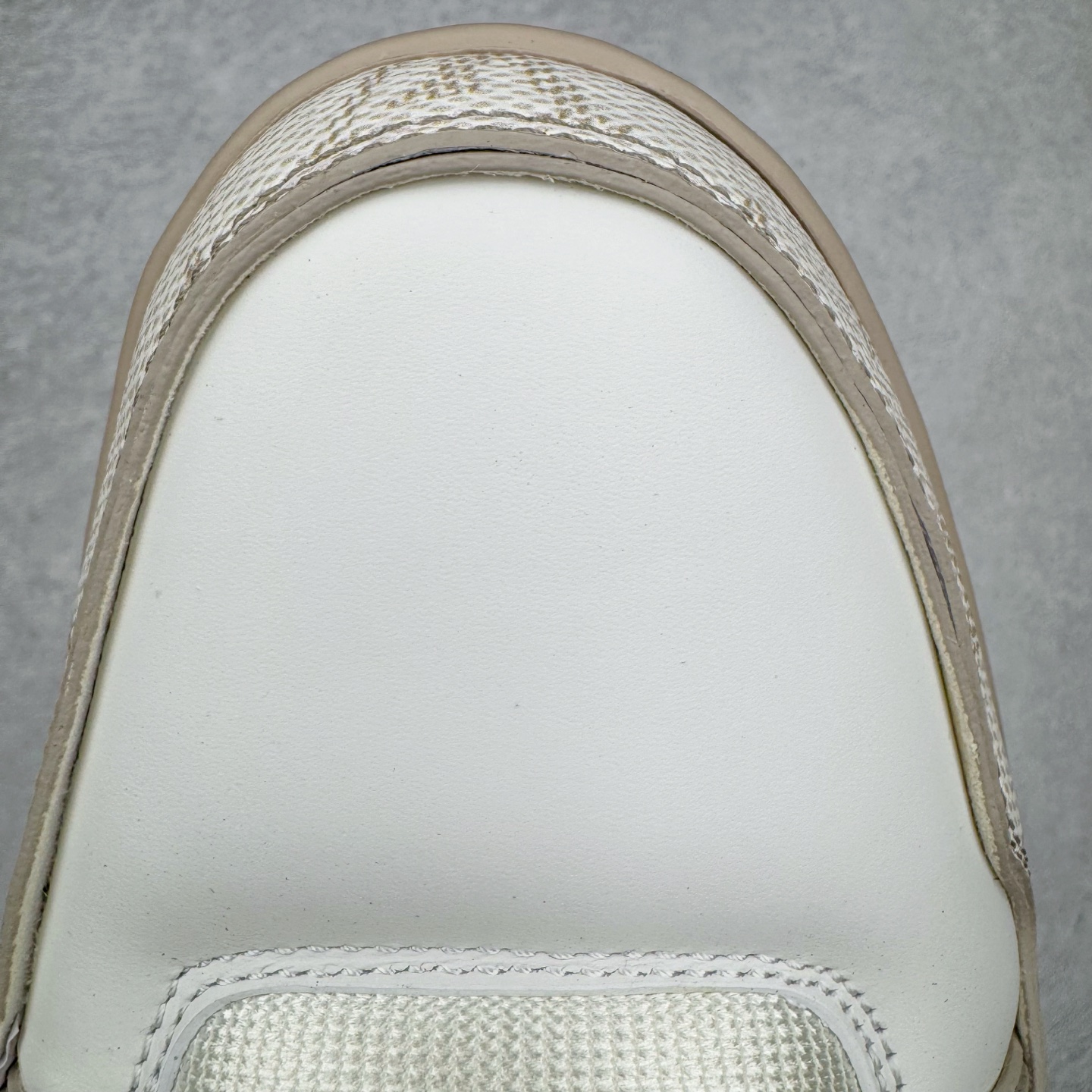 图片[14]-＃GD广顶 Louis Vuitton Trainer lv路易威登时装走秀运动时尚板鞋 外贸零售特供批次 2023全新纸板数据 印花高频效果碾压市面 市售天花板产物 耗时半年巨作 全套原厂新版原纸板楦头开发 原厂特供皮料加持 市场所有版本中综合最强的货品 GD实力大厂出品 全网最全配色更新最快 最成熟的做工稳定的品控 完美鞋型超高的清洁度 零毛边线头瑕疵 全套原楦原纸版原鞋开模 全网最具灵魂的版型 正确原装黄色鞋盒 正确中底印花 鞋面印花3D高频深度立体 全鞋电脑针车 紧密相连 针距密度一致 环保乳胶注塑鞋垫 厚度脚感还原原版 皮面裁剪部位 统一油边封口工艺 原装橡胶大底含胶量大底组合零偏差 专柜全套包装 防尘袋 说明书 质保卡 男女鞋 尺码：35 36 37 38 39 40 41 42 43 44 45-选品中心