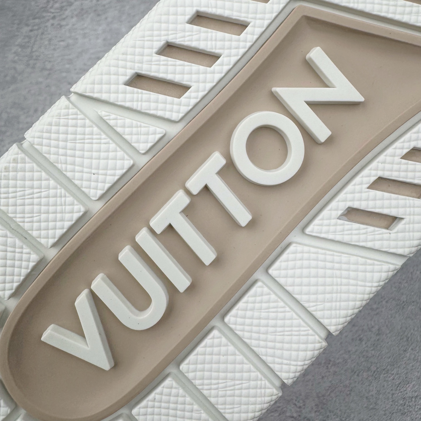 图片[18]-＃GD广顶 Louis Vuitton Trainer lv路易威登时装走秀运动时尚板鞋 外贸零售特供批次 2023全新纸板数据 印花高频效果碾压市面 市售天花板产物 耗时半年巨作 全套原厂新版原纸板楦头开发 原厂特供皮料加持 市场所有版本中综合最强的货品 GD实力大厂出品 全网最全配色更新最快 最成熟的做工稳定的品控 完美鞋型超高的清洁度 零毛边线头瑕疵 全套原楦原纸版原鞋开模 全网最具灵魂的版型 正确原装黄色鞋盒 正确中底印花 鞋面印花3D高频深度立体 全鞋电脑针车 紧密相连 针距密度一致 环保乳胶注塑鞋垫 厚度脚感还原原版 皮面裁剪部位 统一油边封口工艺 原装橡胶大底含胶量大底组合零偏差 专柜全套包装 防尘袋 说明书 质保卡 男女鞋 尺码：35 36 37 38 39 40 41 42 43 44 45-选品中心