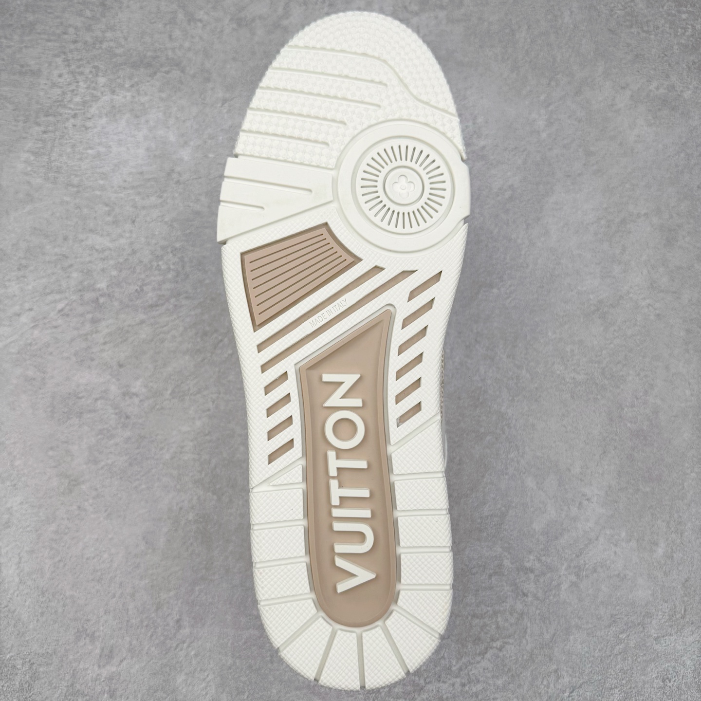 图片[9]-＃GD广顶 Louis Vuitton Trainer lv路易威登时装走秀运动时尚板鞋 外贸零售特供批次 2023全新纸板数据 印花高频效果碾压市面 市售天花板产物 耗时半年巨作 全套原厂新版原纸板楦头开发 原厂特供皮料加持 市场所有版本中综合最强的货品 GD实力大厂出品 全网最全配色更新最快 最成熟的做工稳定的品控 完美鞋型超高的清洁度 零毛边线头瑕疵 全套原楦原纸版原鞋开模 全网最具灵魂的版型 正确原装黄色鞋盒 正确中底印花 鞋面印花3D高频深度立体 全鞋电脑针车 紧密相连 针距密度一致 环保乳胶注塑鞋垫 厚度脚感还原原版 皮面裁剪部位 统一油边封口工艺 原装橡胶大底含胶量大底组合零偏差 专柜全套包装 防尘袋 说明书 质保卡 男女鞋 尺码：35 36 37 38 39 40 41 42 43 44 45-选品中心