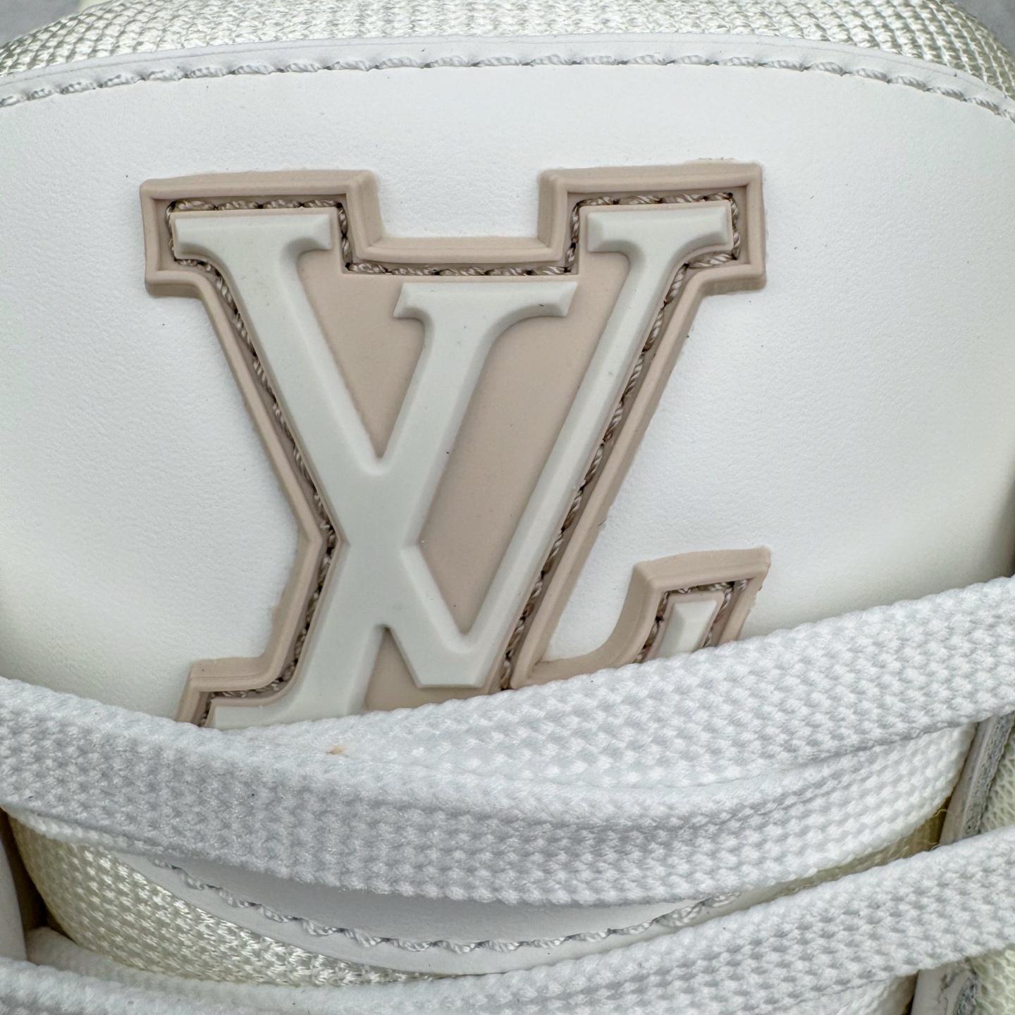 图片[12]-＃GD广顶 Louis Vuitton Trainer lv路易威登时装走秀运动时尚板鞋 外贸零售特供批次 2023全新纸板数据 印花高频效果碾压市面 市售天花板产物 耗时半年巨作 全套原厂新版原纸板楦头开发 原厂特供皮料加持 市场所有版本中综合最强的货品 GD实力大厂出品 全网最全配色更新最快 最成熟的做工稳定的品控 完美鞋型超高的清洁度 零毛边线头瑕疵 全套原楦原纸版原鞋开模 全网最具灵魂的版型 正确原装黄色鞋盒 正确中底印花 鞋面印花3D高频深度立体 全鞋电脑针车 紧密相连 针距密度一致 环保乳胶注塑鞋垫 厚度脚感还原原版 皮面裁剪部位 统一油边封口工艺 原装橡胶大底含胶量大底组合零偏差 专柜全套包装 防尘袋 说明书 质保卡 男女鞋 尺码：35 36 37 38 39 40 41 42 43 44 45-选品中心