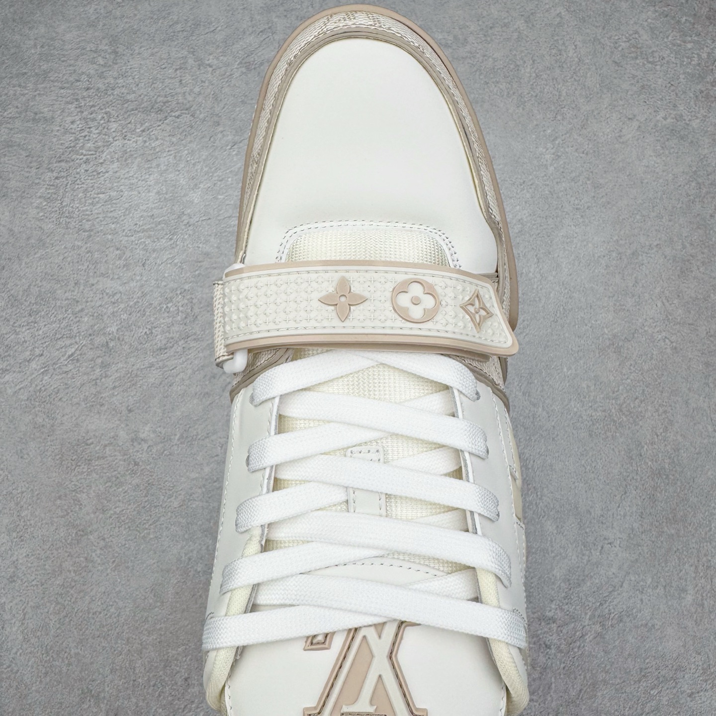 图片[4]-＃GD广顶 Louis Vuitton Trainer lv路易威登时装走秀运动时尚板鞋 外贸零售特供批次 2023全新纸板数据 印花高频效果碾压市面 市售天花板产物 耗时半年巨作 全套原厂新版原纸板楦头开发 原厂特供皮料加持 市场所有版本中综合最强的货品 GD实力大厂出品 全网最全配色更新最快 最成熟的做工稳定的品控 完美鞋型超高的清洁度 零毛边线头瑕疵 全套原楦原纸版原鞋开模 全网最具灵魂的版型 正确原装黄色鞋盒 正确中底印花 鞋面印花3D高频深度立体 全鞋电脑针车 紧密相连 针距密度一致 环保乳胶注塑鞋垫 厚度脚感还原原版 皮面裁剪部位 统一油边封口工艺 原装橡胶大底含胶量大底组合零偏差 专柜全套包装 防尘袋 说明书 质保卡 男女鞋 尺码：35 36 37 38 39 40 41 42 43 44 45-选品中心