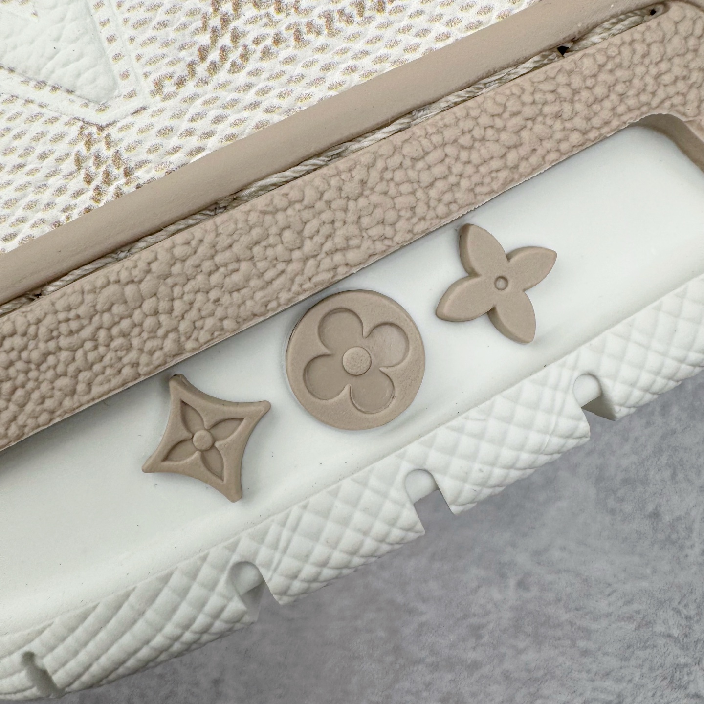 图片[17]-＃GD广顶 Louis Vuitton Trainer lv路易威登时装走秀运动时尚板鞋 外贸零售特供批次 2023全新纸板数据 印花高频效果碾压市面 市售天花板产物 耗时半年巨作 全套原厂新版原纸板楦头开发 原厂特供皮料加持 市场所有版本中综合最强的货品 GD实力大厂出品 全网最全配色更新最快 最成熟的做工稳定的品控 完美鞋型超高的清洁度 零毛边线头瑕疵 全套原楦原纸版原鞋开模 全网最具灵魂的版型 正确原装黄色鞋盒 正确中底印花 鞋面印花3D高频深度立体 全鞋电脑针车 紧密相连 针距密度一致 环保乳胶注塑鞋垫 厚度脚感还原原版 皮面裁剪部位 统一油边封口工艺 原装橡胶大底含胶量大底组合零偏差 专柜全套包装 防尘袋 说明书 质保卡 男女鞋 尺码：35 36 37 38 39 40 41 42 43 44 45-选品中心