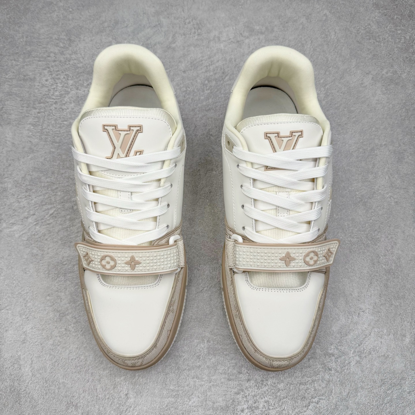 图片[2]-＃GD广顶 Louis Vuitton Trainer lv路易威登时装走秀运动时尚板鞋 外贸零售特供批次 2023全新纸板数据 印花高频效果碾压市面 市售天花板产物 耗时半年巨作 全套原厂新版原纸板楦头开发 原厂特供皮料加持 市场所有版本中综合最强的货品 GD实力大厂出品 全网最全配色更新最快 最成熟的做工稳定的品控 完美鞋型超高的清洁度 零毛边线头瑕疵 全套原楦原纸版原鞋开模 全网最具灵魂的版型 正确原装黄色鞋盒 正确中底印花 鞋面印花3D高频深度立体 全鞋电脑针车 紧密相连 针距密度一致 环保乳胶注塑鞋垫 厚度脚感还原原版 皮面裁剪部位 统一油边封口工艺 原装橡胶大底含胶量大底组合零偏差 专柜全套包装 防尘袋 说明书 质保卡 男女鞋 尺码：35 36 37 38 39 40 41 42 43 44 45-选品中心