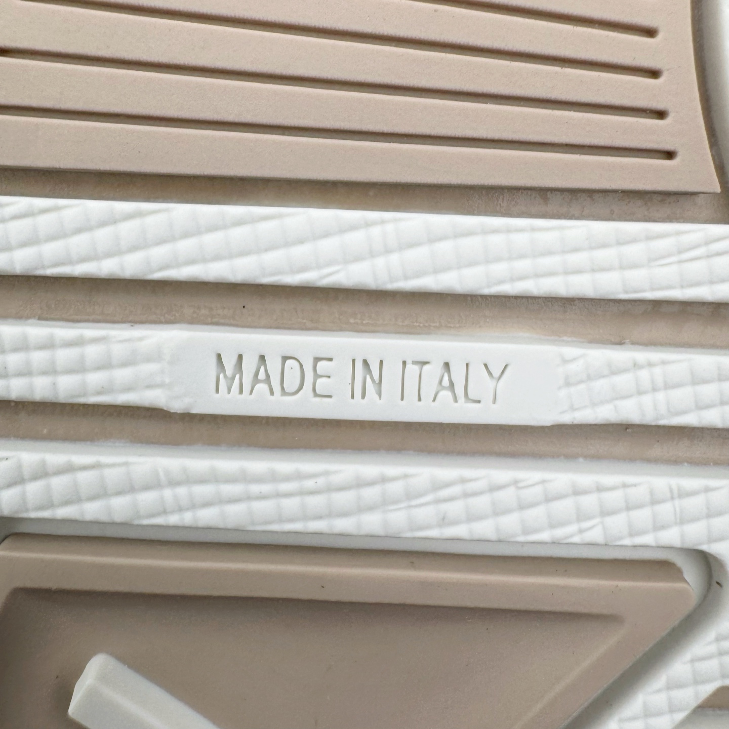 图片[20]-＃GD广顶 Louis Vuitton Trainer lv路易威登时装走秀运动时尚板鞋 外贸零售特供批次 2023全新纸板数据 印花高频效果碾压市面 市售天花板产物 耗时半年巨作 全套原厂新版原纸板楦头开发 原厂特供皮料加持 市场所有版本中综合最强的货品 GD实力大厂出品 全网最全配色更新最快 最成熟的做工稳定的品控 完美鞋型超高的清洁度 零毛边线头瑕疵 全套原楦原纸版原鞋开模 全网最具灵魂的版型 正确原装黄色鞋盒 正确中底印花 鞋面印花3D高频深度立体 全鞋电脑针车 紧密相连 针距密度一致 环保乳胶注塑鞋垫 厚度脚感还原原版 皮面裁剪部位 统一油边封口工艺 原装橡胶大底含胶量大底组合零偏差 专柜全套包装 防尘袋 说明书 质保卡 男女鞋 尺码：35 36 37 38 39 40 41 42 43 44 45-选品中心