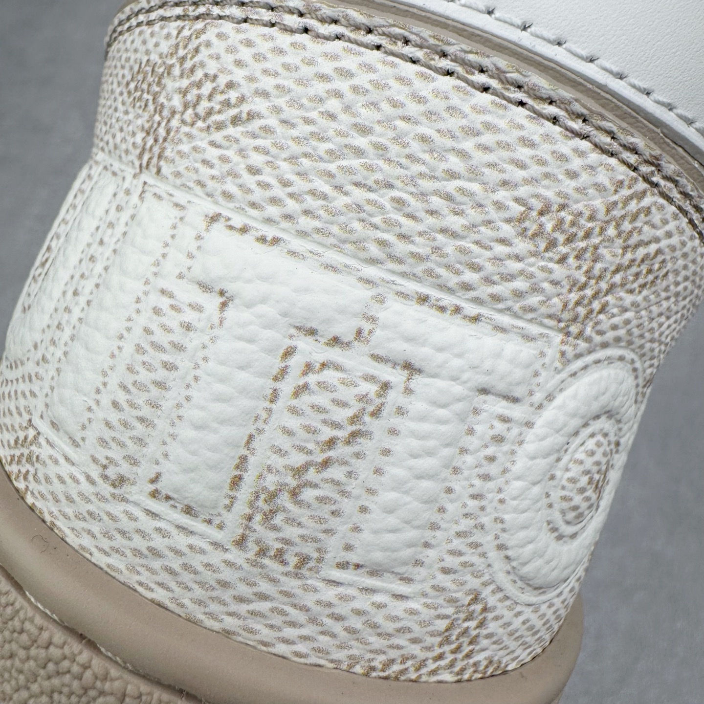 图片[16]-＃GD广顶 Louis Vuitton Trainer lv路易威登时装走秀运动时尚板鞋 外贸零售特供批次 2023全新纸板数据 印花高频效果碾压市面 市售天花板产物 耗时半年巨作 全套原厂新版原纸板楦头开发 原厂特供皮料加持 市场所有版本中综合最强的货品 GD实力大厂出品 全网最全配色更新最快 最成熟的做工稳定的品控 完美鞋型超高的清洁度 零毛边线头瑕疵 全套原楦原纸版原鞋开模 全网最具灵魂的版型 正确原装黄色鞋盒 正确中底印花 鞋面印花3D高频深度立体 全鞋电脑针车 紧密相连 针距密度一致 环保乳胶注塑鞋垫 厚度脚感还原原版 皮面裁剪部位 统一油边封口工艺 原装橡胶大底含胶量大底组合零偏差 专柜全套包装 防尘袋 说明书 质保卡 男女鞋 尺码：35 36 37 38 39 40 41 42 43 44 45-选品中心