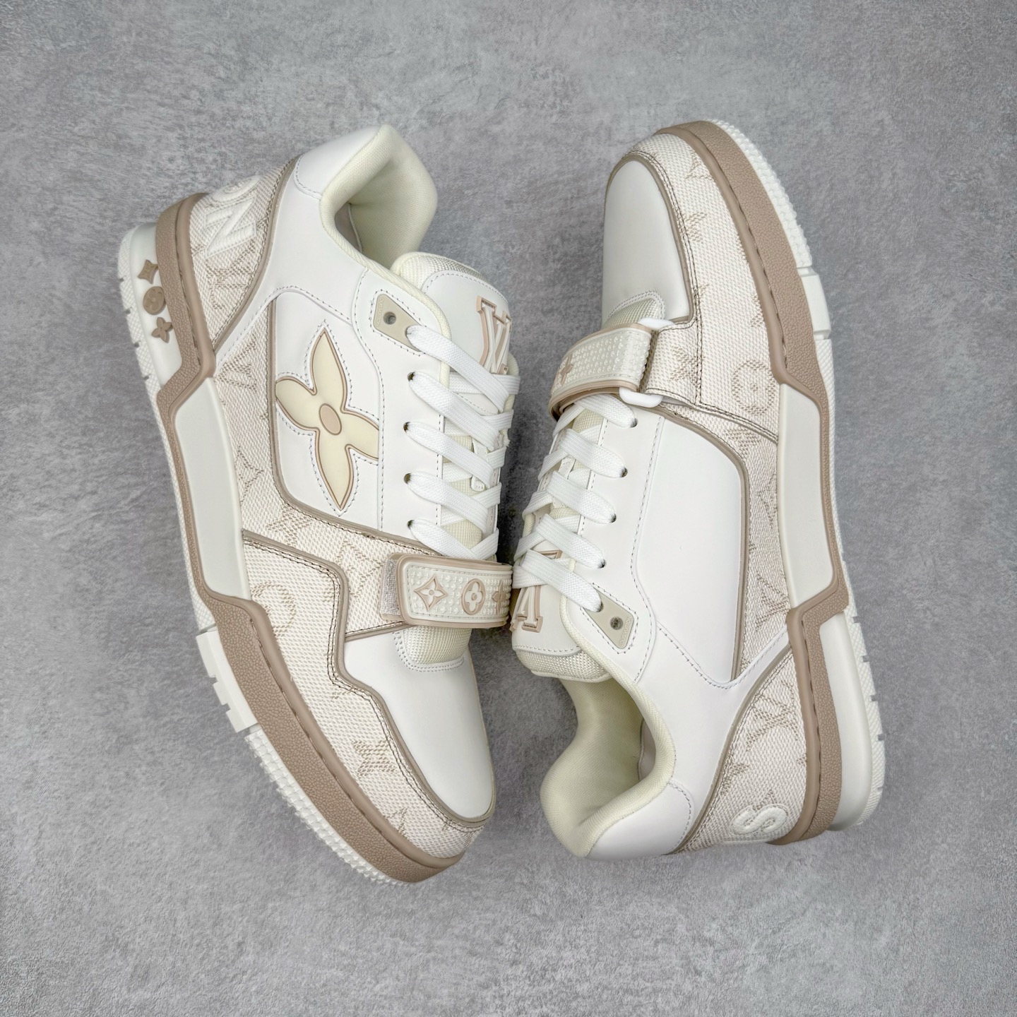 图片[3]-＃GD广顶 Louis Vuitton Trainer lv路易威登时装走秀运动时尚板鞋 外贸零售特供批次 2023全新纸板数据 印花高频效果碾压市面 市售天花板产物 耗时半年巨作 全套原厂新版原纸板楦头开发 原厂特供皮料加持 市场所有版本中综合最强的货品 GD实力大厂出品 全网最全配色更新最快 最成熟的做工稳定的品控 完美鞋型超高的清洁度 零毛边线头瑕疵 全套原楦原纸版原鞋开模 全网最具灵魂的版型 正确原装黄色鞋盒 正确中底印花 鞋面印花3D高频深度立体 全鞋电脑针车 紧密相连 针距密度一致 环保乳胶注塑鞋垫 厚度脚感还原原版 皮面裁剪部位 统一油边封口工艺 原装橡胶大底含胶量大底组合零偏差 专柜全套包装 防尘袋 说明书 质保卡 男女鞋 尺码：35 36 37 38 39 40 41 42 43 44 45-选品中心