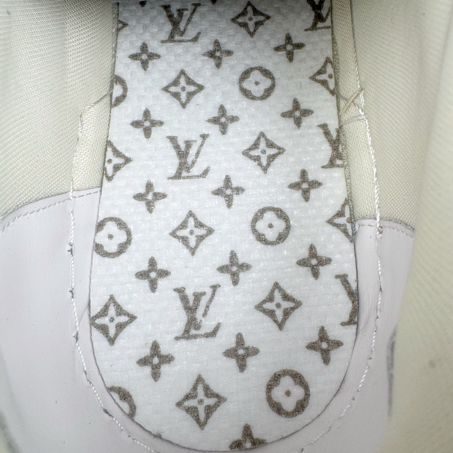 图片[10]-＃GD广顶 Louis Vuitton Trainer lv路易威登时装走秀运动时尚板鞋 外贸零售特供批次 2023全新纸板数据 印花高频效果碾压市面 市售天花板产物 耗时半年巨作 全套原厂新版原纸板楦头开发 原厂特供皮料加持 市场所有版本中综合最强的货品 GD实力大厂出品 全网最全配色更新最快 最成熟的做工稳定的品控 完美鞋型超高的清洁度 零毛边线头瑕疵 全套原楦原纸版原鞋开模 全网最具灵魂的版型 正确原装黄色鞋盒 正确中底印花 鞋面印花3D高频深度立体 全鞋电脑针车 紧密相连 针距密度一致 环保乳胶注塑鞋垫 厚度脚感还原原版 皮面裁剪部位 统一油边封口工艺 原装橡胶大底含胶量大底组合零偏差 专柜全套包装 防尘袋 说明书 质保卡 男女鞋 尺码：35 36 37 38 39 40 41 42 43 44 45-选品中心