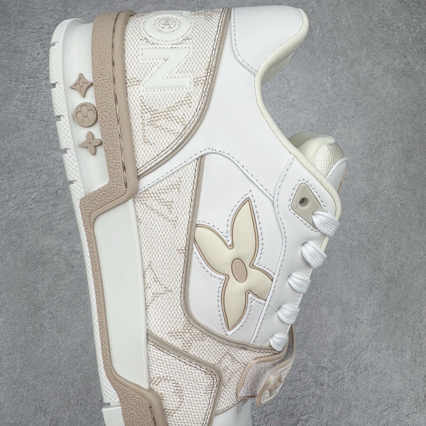 图片[6]-＃GD广顶 Louis Vuitton Trainer lv路易威登时装走秀运动时尚板鞋 外贸零售特供批次 2023全新纸板数据 印花高频效果碾压市面 市售天花板产物 耗时半年巨作 全套原厂新版原纸板楦头开发 原厂特供皮料加持 市场所有版本中综合最强的货品 GD实力大厂出品 全网最全配色更新最快 最成熟的做工稳定的品控 完美鞋型超高的清洁度 零毛边线头瑕疵 全套原楦原纸版原鞋开模 全网最具灵魂的版型 正确原装黄色鞋盒 正确中底印花 鞋面印花3D高频深度立体 全鞋电脑针车 紧密相连 针距密度一致 环保乳胶注塑鞋垫 厚度脚感还原原版 皮面裁剪部位 统一油边封口工艺 原装橡胶大底含胶量大底组合零偏差 专柜全套包装 防尘袋 说明书 质保卡 男女鞋 尺码：35 36 37 38 39 40 41 42 43 44 45-选品中心