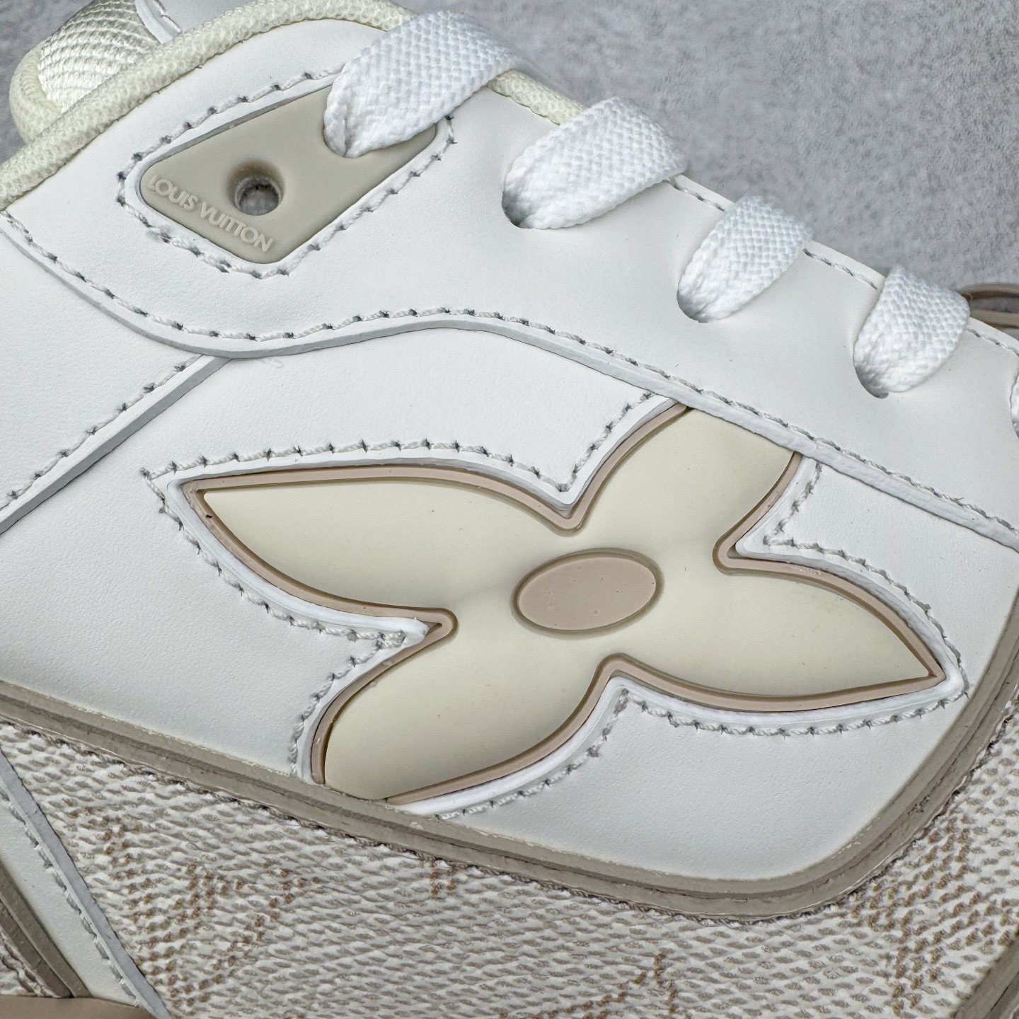 图片[15]-＃GD广顶 Louis Vuitton Trainer lv路易威登时装走秀运动时尚板鞋 外贸零售特供批次 2023全新纸板数据 印花高频效果碾压市面 市售天花板产物 耗时半年巨作 全套原厂新版原纸板楦头开发 原厂特供皮料加持 市场所有版本中综合最强的货品 GD实力大厂出品 全网最全配色更新最快 最成熟的做工稳定的品控 完美鞋型超高的清洁度 零毛边线头瑕疵 全套原楦原纸版原鞋开模 全网最具灵魂的版型 正确原装黄色鞋盒 正确中底印花 鞋面印花3D高频深度立体 全鞋电脑针车 紧密相连 针距密度一致 环保乳胶注塑鞋垫 厚度脚感还原原版 皮面裁剪部位 统一油边封口工艺 原装橡胶大底含胶量大底组合零偏差 专柜全套包装 防尘袋 说明书 质保卡 男女鞋 尺码：35 36 37 38 39 40 41 42 43 44 45-选品中心