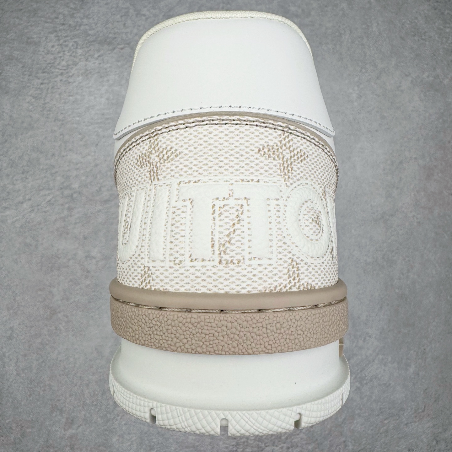 图片[8]-＃GD广顶 Louis Vuitton Trainer lv路易威登时装走秀运动时尚板鞋 外贸零售特供批次 2023全新纸板数据 印花高频效果碾压市面 市售天花板产物 耗时半年巨作 全套原厂新版原纸板楦头开发 原厂特供皮料加持 市场所有版本中综合最强的货品 GD实力大厂出品 全网最全配色更新最快 最成熟的做工稳定的品控 完美鞋型超高的清洁度 零毛边线头瑕疵 全套原楦原纸版原鞋开模 全网最具灵魂的版型 正确原装黄色鞋盒 正确中底印花 鞋面印花3D高频深度立体 全鞋电脑针车 紧密相连 针距密度一致 环保乳胶注塑鞋垫 厚度脚感还原原版 皮面裁剪部位 统一油边封口工艺 原装橡胶大底含胶量大底组合零偏差 专柜全套包装 防尘袋 说明书 质保卡 男女鞋 尺码：35 36 37 38 39 40 41 42 43 44 45-选品中心