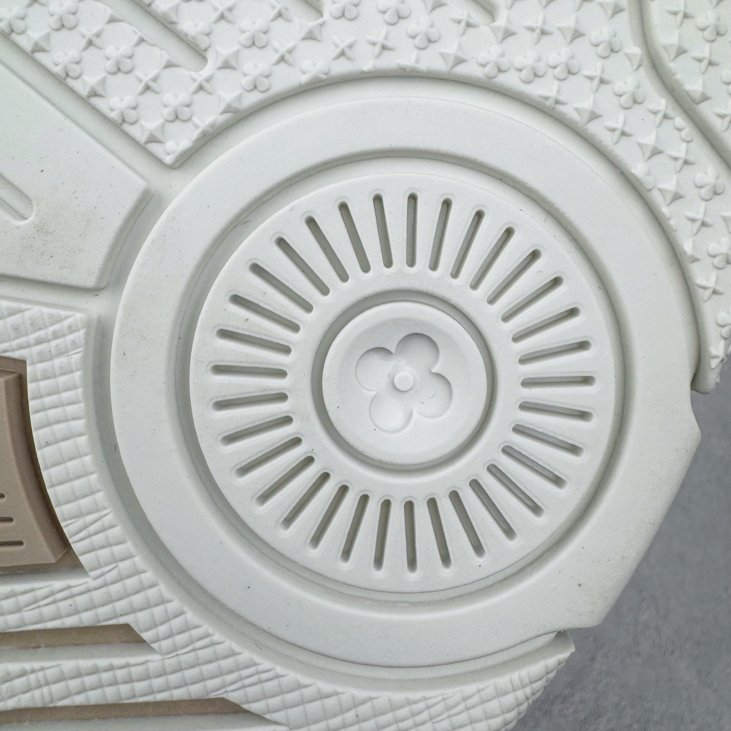 图片[19]-＃GD广顶 Louis Vuitton Trainer lv路易威登时装走秀运动时尚板鞋 外贸零售特供批次 2023全新纸板数据 印花高频效果碾压市面 市售天花板产物 耗时半年巨作 全套原厂新版原纸板楦头开发 原厂特供皮料加持 市场所有版本中综合最强的货品 GD实力大厂出品 全网最全配色更新最快 最成熟的做工稳定的品控 完美鞋型超高的清洁度 零毛边线头瑕疵 全套原楦原纸版原鞋开模 全网最具灵魂的版型 正确原装黄色鞋盒 正确中底印花 鞋面印花3D高频深度立体 全鞋电脑针车 紧密相连 针距密度一致 环保乳胶注塑鞋垫 厚度脚感还原原版 皮面裁剪部位 统一油边封口工艺 原装橡胶大底含胶量大底组合零偏差 专柜全套包装 防尘袋 说明书 质保卡 男女鞋 尺码：35 36 37 38 39 40 41 42 43 44 45-选品中心