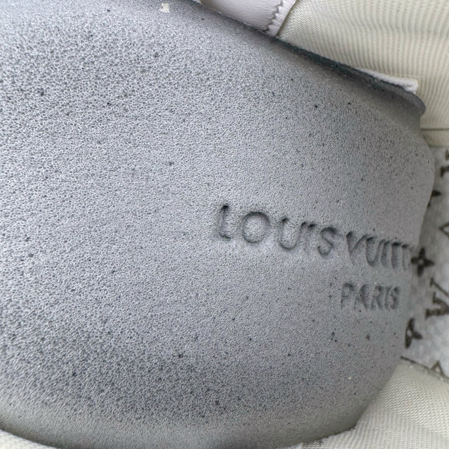 图片[21]-＃GD广顶 Louis Vuitton Trainer lv路易威登时装走秀运动时尚板鞋 外贸零售特供批次 2023全新纸板数据 印花高频效果碾压市面 市售天花板产物 耗时半年巨作 全套原厂新版原纸板楦头开发 原厂特供皮料加持 市场所有版本中综合最强的货品 GD实力大厂出品 全网最全配色更新最快 最成熟的做工稳定的品控 完美鞋型超高的清洁度 零毛边线头瑕疵 全套原楦原纸版原鞋开模 全网最具灵魂的版型 正确原装黄色鞋盒 正确中底印花 鞋面印花3D高频深度立体 全鞋电脑针车 紧密相连 针距密度一致 环保乳胶注塑鞋垫 厚度脚感还原原版 皮面裁剪部位 统一油边封口工艺 原装橡胶大底含胶量大底组合零偏差 专柜全套包装 防尘袋 说明书 质保卡 男女鞋 尺码：35 36 37 38 39 40 41 42 43 44 45-选品中心