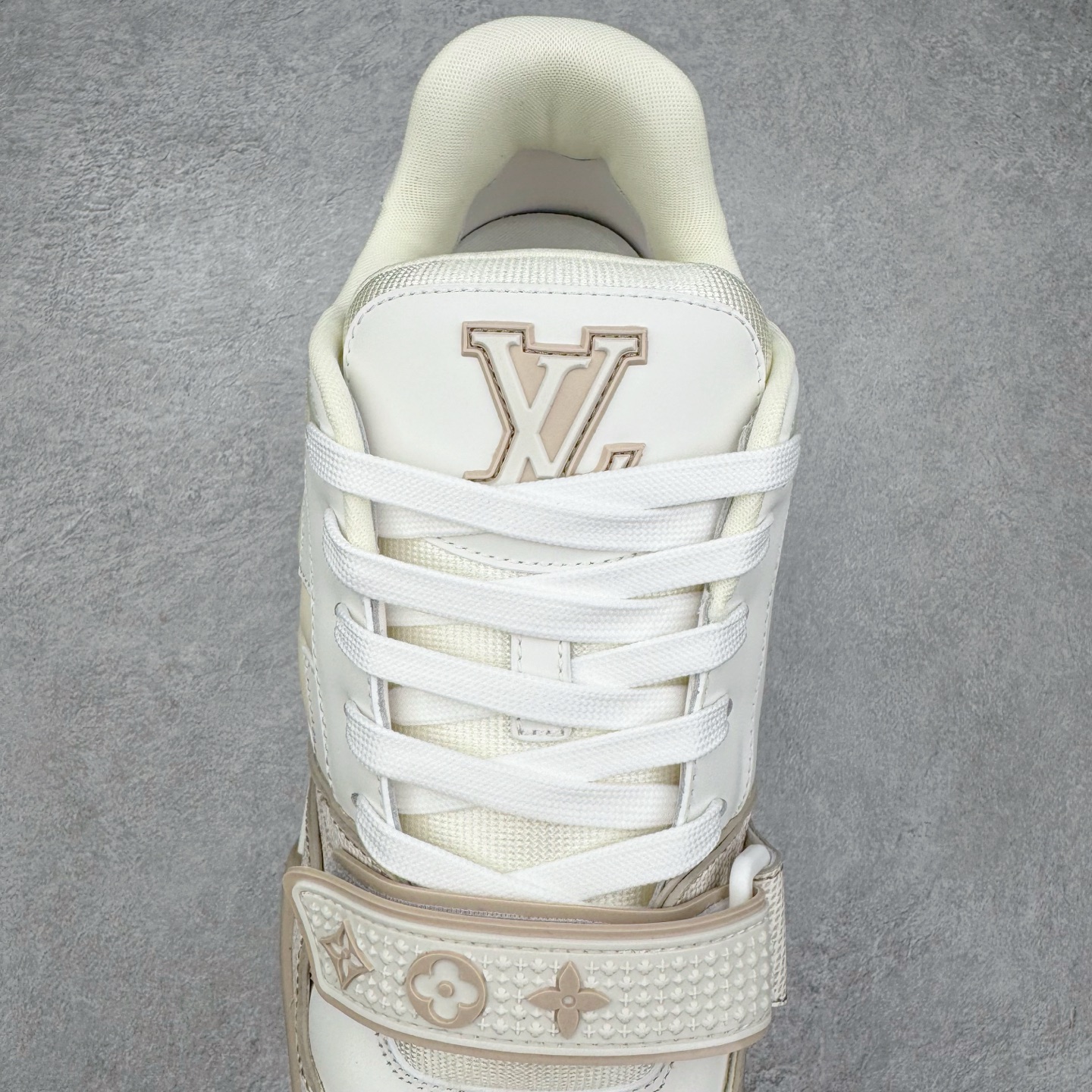 图片[5]-＃GD广顶 Louis Vuitton Trainer lv路易威登时装走秀运动时尚板鞋 外贸零售特供批次 2023全新纸板数据 印花高频效果碾压市面 市售天花板产物 耗时半年巨作 全套原厂新版原纸板楦头开发 原厂特供皮料加持 市场所有版本中综合最强的货品 GD实力大厂出品 全网最全配色更新最快 最成熟的做工稳定的品控 完美鞋型超高的清洁度 零毛边线头瑕疵 全套原楦原纸版原鞋开模 全网最具灵魂的版型 正确原装黄色鞋盒 正确中底印花 鞋面印花3D高频深度立体 全鞋电脑针车 紧密相连 针距密度一致 环保乳胶注塑鞋垫 厚度脚感还原原版 皮面裁剪部位 统一油边封口工艺 原装橡胶大底含胶量大底组合零偏差 专柜全套包装 防尘袋 说明书 质保卡 男女鞋 尺码：35 36 37 38 39 40 41 42 43 44 45-选品中心