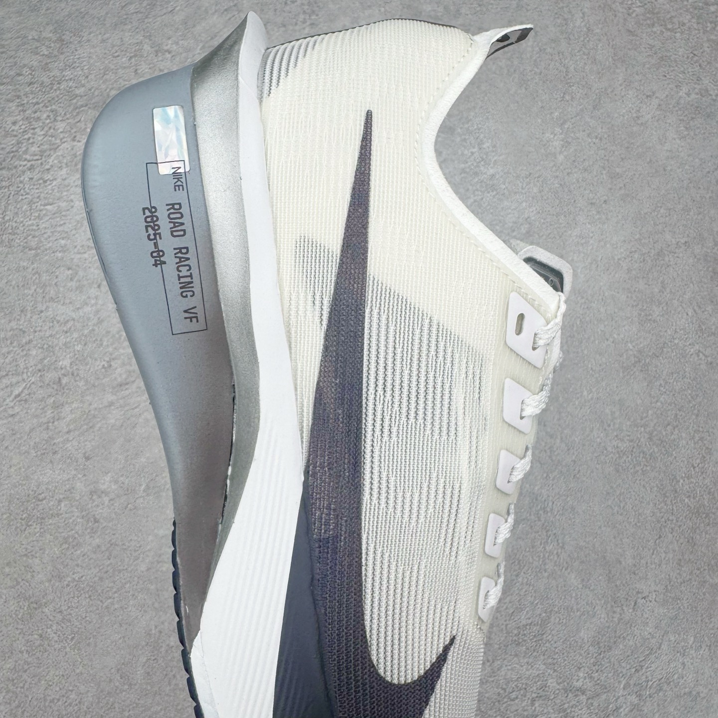 图片[6]-＃TG纯原 Jakob A. Ingebrigtsen x NK Zoom VaporFly Next 4% 舒适百搭透气回弹低帮短跑马拉松跑步鞋 HF6412-100 泰光Zp特供批次 市面唯一支持实战的跑鞋 原档案数据原厂网纱 正确高频花纹 前后掌内置Zoom Air气垫 原装MD大底 脚感完美还原 原盒原配 QC检验、钢印 俱全 原底科技 同步原版 脚感堪比Boost 采用精致醒目设计，精准诠释雅各布·因格布里格森的风格，聚焦他的核心信念：家庭与夺冠。该鞋款在前代鞋款的基础上减轻重量，但不影响性能表现。碳纤维 Flyplate 结合出众回弹的ZoomX泡绵中底，缔造比赛日佳选，令你快意难挡，疾速冲刺。这款公路竞速跑步鞋具备匠心品质，无论是日常畅跑还是马拉松，皆可轻松驾驭，是雅各布的信赖之选。尺码：36 36.5 37.5 38 38.5 39 40 40.5 41 42 42.5 43 44 44.5 45-选品中心