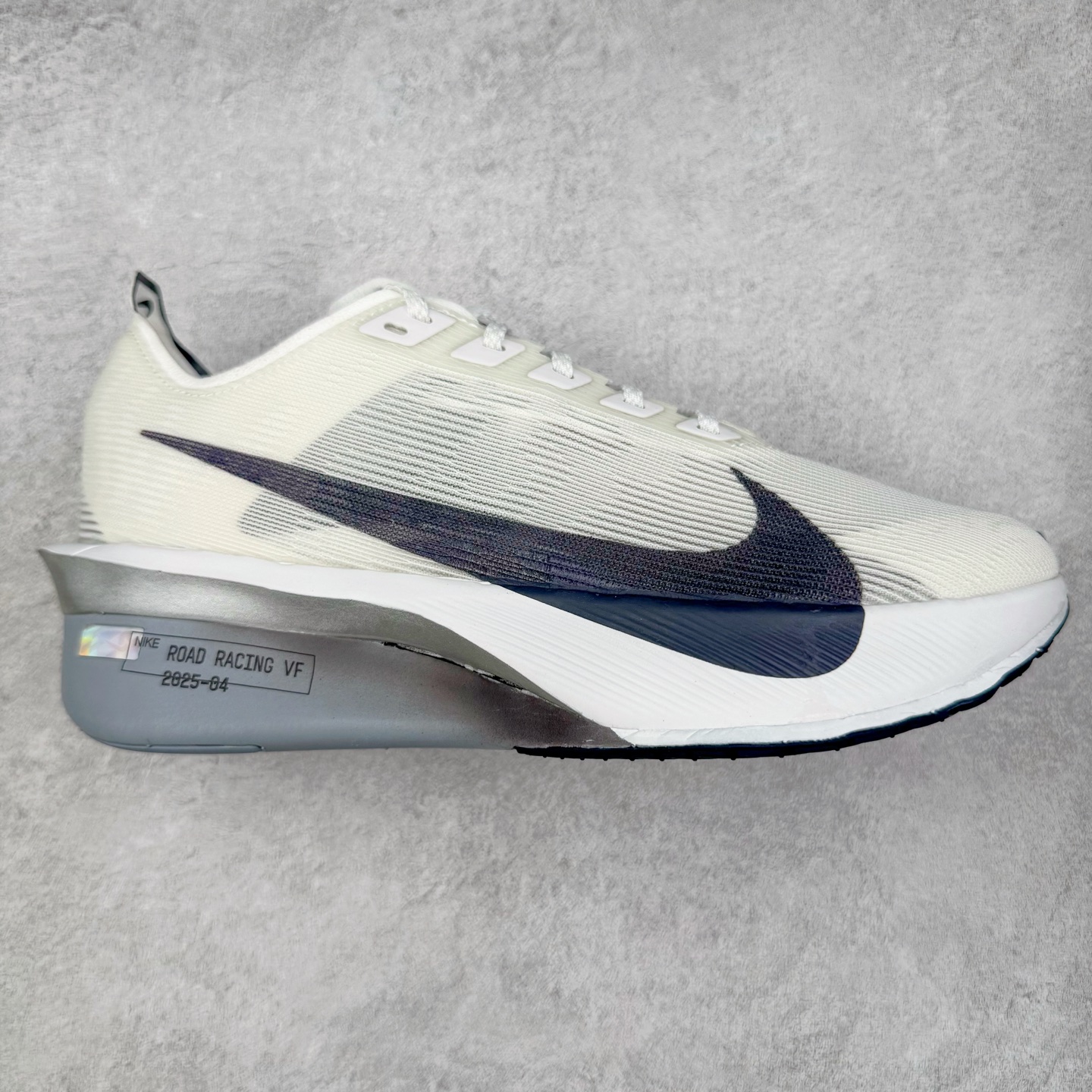 ＃TG纯原 Jakob A. Ingebrigtsen x NK Zoom VaporFly Next 4% 舒适百搭透气回弹低帮短跑马拉松跑步鞋 HF6412-100 泰光Zp特供批次 市面唯一支持实战的跑鞋 原档案数据原厂网纱 正确高频花纹 前后掌内置Zoom Air气垫 原装MD大底 脚感完美还原 原盒原配 QC检验、钢印 俱全 原底科技 同步原版 脚感堪比Boost 采用精致醒目设计，精准诠释雅各布·因格布里格森的风格，聚焦他的核心信念：家庭与夺冠。该鞋款在前代鞋款的基础上减轻重量，但不影响性能表现。碳纤维 Flyplate 结合出众回弹的ZoomX泡绵中底，缔造比赛日佳选，令你快意难挡，疾速冲刺。这款公路竞速跑步鞋具备匠心品质，无论是日常畅跑还是马拉松，皆可轻松驾驭，是雅各布的信赖之选。尺码：36 36.5 37.5 38 38.5 39 40 40.5 41 42 42.5 43 44 44.5 45-选品中心