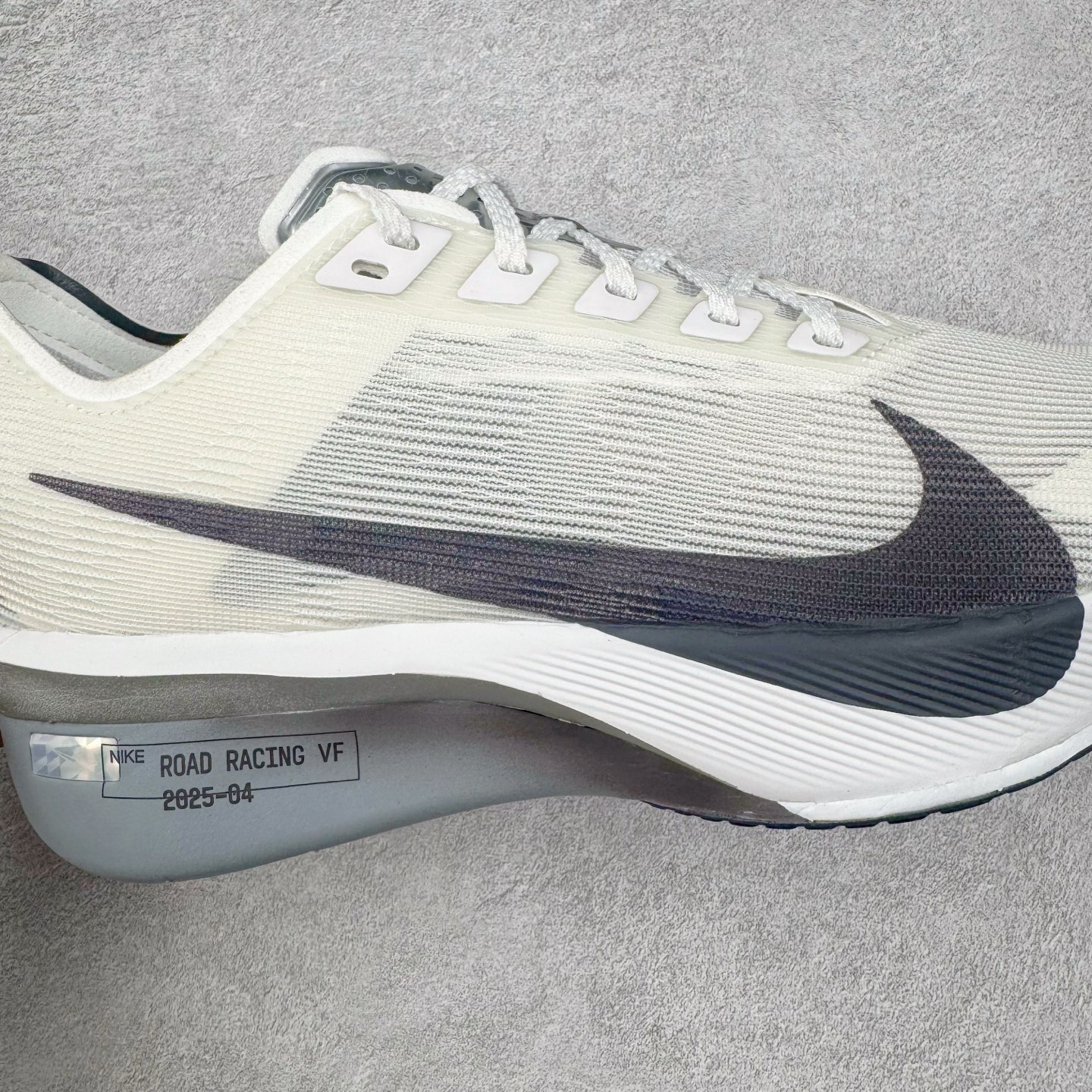 图片[16]-＃TG纯原 Jakob A. Ingebrigtsen x NK Zoom VaporFly Next 4% 舒适百搭透气回弹低帮短跑马拉松跑步鞋 HF6412-100 泰光Zp特供批次 市面唯一支持实战的跑鞋 原档案数据原厂网纱 正确高频花纹 前后掌内置Zoom Air气垫 原装MD大底 脚感完美还原 原盒原配 QC检验、钢印 俱全 原底科技 同步原版 脚感堪比Boost 采用精致醒目设计，精准诠释雅各布·因格布里格森的风格，聚焦他的核心信念：家庭与夺冠。该鞋款在前代鞋款的基础上减轻重量，但不影响性能表现。碳纤维 Flyplate 结合出众回弹的ZoomX泡绵中底，缔造比赛日佳选，令你快意难挡，疾速冲刺。这款公路竞速跑步鞋具备匠心品质，无论是日常畅跑还是马拉松，皆可轻松驾驭，是雅各布的信赖之选。尺码：36 36.5 37.5 38 38.5 39 40 40.5 41 42 42.5 43 44 44.5 45-选品中心