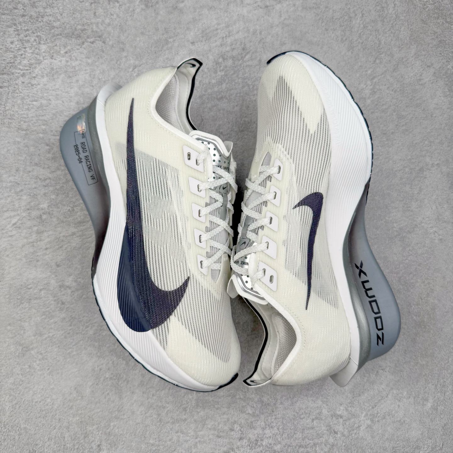 图片[3]-＃TG纯原 Jakob A. Ingebrigtsen x NK Zoom VaporFly Next 4% 舒适百搭透气回弹低帮短跑马拉松跑步鞋 HF6412-100 泰光Zp特供批次 市面唯一支持实战的跑鞋 原档案数据原厂网纱 正确高频花纹 前后掌内置Zoom Air气垫 原装MD大底 脚感完美还原 原盒原配 QC检验、钢印 俱全 原底科技 同步原版 脚感堪比Boost 采用精致醒目设计，精准诠释雅各布·因格布里格森的风格，聚焦他的核心信念：家庭与夺冠。该鞋款在前代鞋款的基础上减轻重量，但不影响性能表现。碳纤维 Flyplate 结合出众回弹的ZoomX泡绵中底，缔造比赛日佳选，令你快意难挡，疾速冲刺。这款公路竞速跑步鞋具备匠心品质，无论是日常畅跑还是马拉松，皆可轻松驾驭，是雅各布的信赖之选。尺码：36 36.5 37.5 38 38.5 39 40 40.5 41 42 42.5 43 44 44.5 45-选品中心