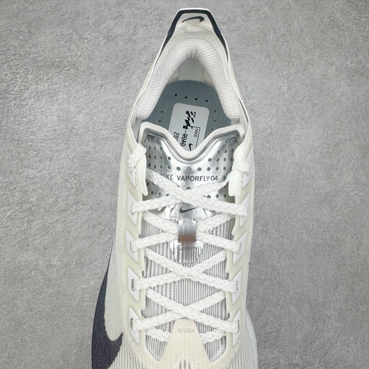 图片[5]-＃TG纯原 Jakob A. Ingebrigtsen x NK Zoom VaporFly Next 4% 舒适百搭透气回弹低帮短跑马拉松跑步鞋 HF6412-100 泰光Zp特供批次 市面唯一支持实战的跑鞋 原档案数据原厂网纱 正确高频花纹 前后掌内置Zoom Air气垫 原装MD大底 脚感完美还原 原盒原配 QC检验、钢印 俱全 原底科技 同步原版 脚感堪比Boost 采用精致醒目设计，精准诠释雅各布·因格布里格森的风格，聚焦他的核心信念：家庭与夺冠。该鞋款在前代鞋款的基础上减轻重量，但不影响性能表现。碳纤维 Flyplate 结合出众回弹的ZoomX泡绵中底，缔造比赛日佳选，令你快意难挡，疾速冲刺。这款公路竞速跑步鞋具备匠心品质，无论是日常畅跑还是马拉松，皆可轻松驾驭，是雅各布的信赖之选。尺码：36 36.5 37.5 38 38.5 39 40 40.5 41 42 42.5 43 44 44.5 45-选品中心