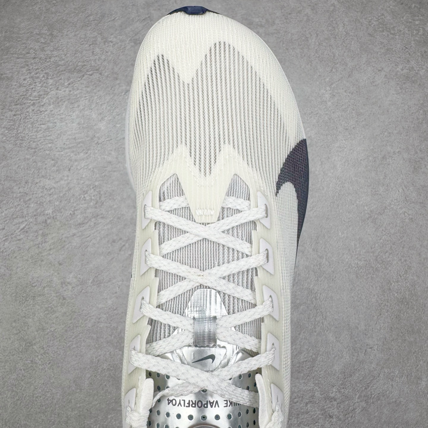 图片[4]-＃TG纯原 Jakob A. Ingebrigtsen x NK Zoom VaporFly Next 4% 舒适百搭透气回弹低帮短跑马拉松跑步鞋 HF6412-100 泰光Zp特供批次 市面唯一支持实战的跑鞋 原档案数据原厂网纱 正确高频花纹 前后掌内置Zoom Air气垫 原装MD大底 脚感完美还原 原盒原配 QC检验、钢印 俱全 原底科技 同步原版 脚感堪比Boost 采用精致醒目设计，精准诠释雅各布·因格布里格森的风格，聚焦他的核心信念：家庭与夺冠。该鞋款在前代鞋款的基础上减轻重量，但不影响性能表现。碳纤维 Flyplate 结合出众回弹的ZoomX泡绵中底，缔造比赛日佳选，令你快意难挡，疾速冲刺。这款公路竞速跑步鞋具备匠心品质，无论是日常畅跑还是马拉松，皆可轻松驾驭，是雅各布的信赖之选。尺码：36 36.5 37.5 38 38.5 39 40 40.5 41 42 42.5 43 44 44.5 45-选品中心