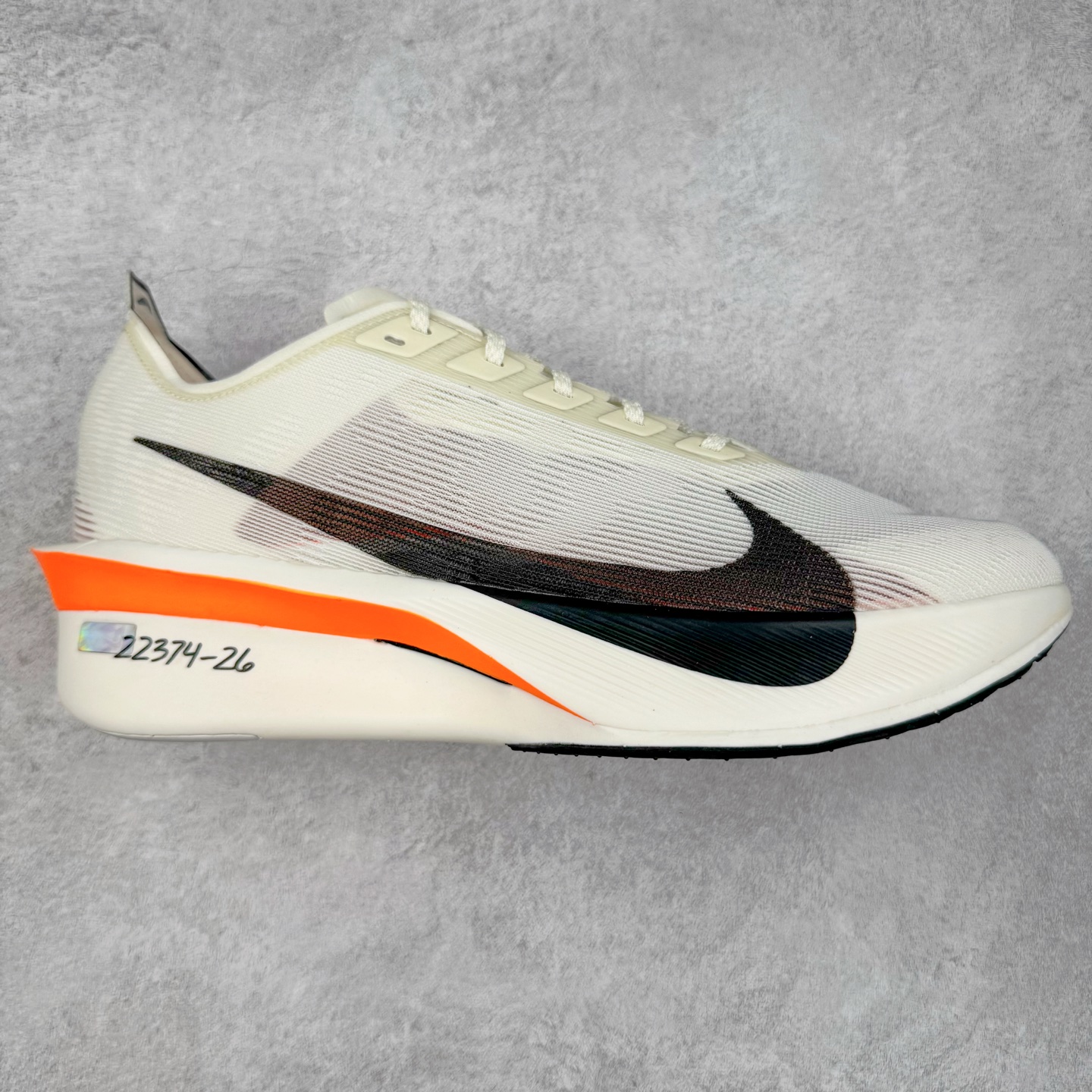 ＃TG纯原 Jakob A. Ingebrigtsen x NK Zoom VaporFly Next 4% 舒适百搭透气回弹低帮短跑马拉松跑步鞋 HF6413-100 泰光Zp特供批次 市面唯一支持实战的跑鞋 原档案数据原厂网纱 正确高频花纹 前后掌内置Zoom Air气垫 原装MD大底 脚感完美还原 原盒原配 QC检验、钢印 俱全 原底科技 同步原版 脚感堪比Boost 采用精致醒目设计，精准诠释雅各布·因格布里格森的风格，聚焦他的核心信念：家庭与夺冠。该鞋款在前代鞋款的基础上减轻重量，但不影响性能表现。碳纤维 Flyplate 结合出众回弹的ZoomX泡绵中底，缔造比赛日佳选，令你快意难挡，疾速冲刺。这款公路竞速跑步鞋具备匠心品质，无论是日常畅跑还是马拉松，皆可轻松驾驭，是雅各布的信赖之选。尺码：36 36.5 37.5 38 38.5 39 40 40.5 41 42 42.5 43 44 44.5 45-选品中心