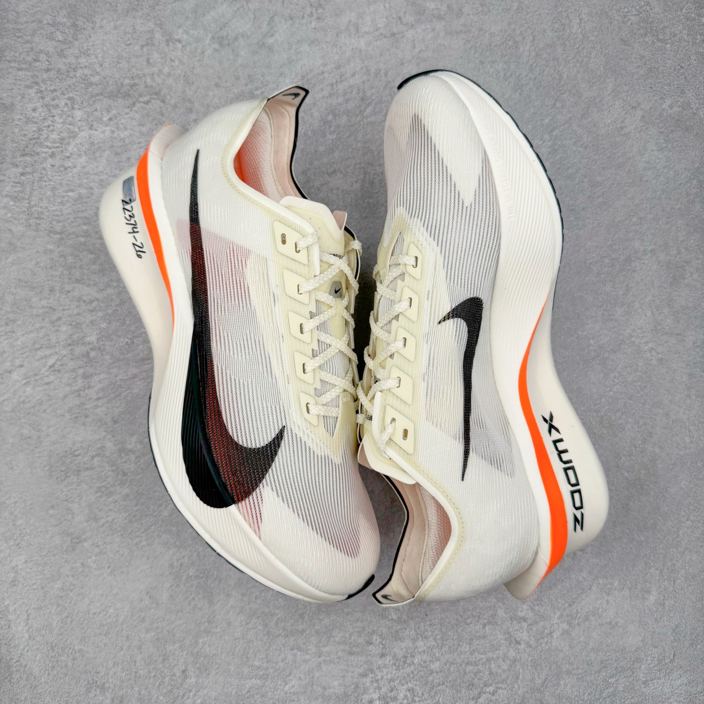 图片[3]-＃TG纯原 Jakob A. Ingebrigtsen x NK Zoom VaporFly Next 4% 舒适百搭透气回弹低帮短跑马拉松跑步鞋 HF6413-100 泰光Zp特供批次 市面唯一支持实战的跑鞋 原档案数据原厂网纱 正确高频花纹 前后掌内置Zoom Air气垫 原装MD大底 脚感完美还原 原盒原配 QC检验、钢印 俱全 原底科技 同步原版 脚感堪比Boost 采用精致醒目设计，精准诠释雅各布·因格布里格森的风格，聚焦他的核心信念：家庭与夺冠。该鞋款在前代鞋款的基础上减轻重量，但不影响性能表现。碳纤维 Flyplate 结合出众回弹的ZoomX泡绵中底，缔造比赛日佳选，令你快意难挡，疾速冲刺。这款公路竞速跑步鞋具备匠心品质，无论是日常畅跑还是马拉松，皆可轻松驾驭，是雅各布的信赖之选。尺码：36 36.5 37.5 38 38.5 39 40 40.5 41 42 42.5 43 44 44.5 45-选品中心