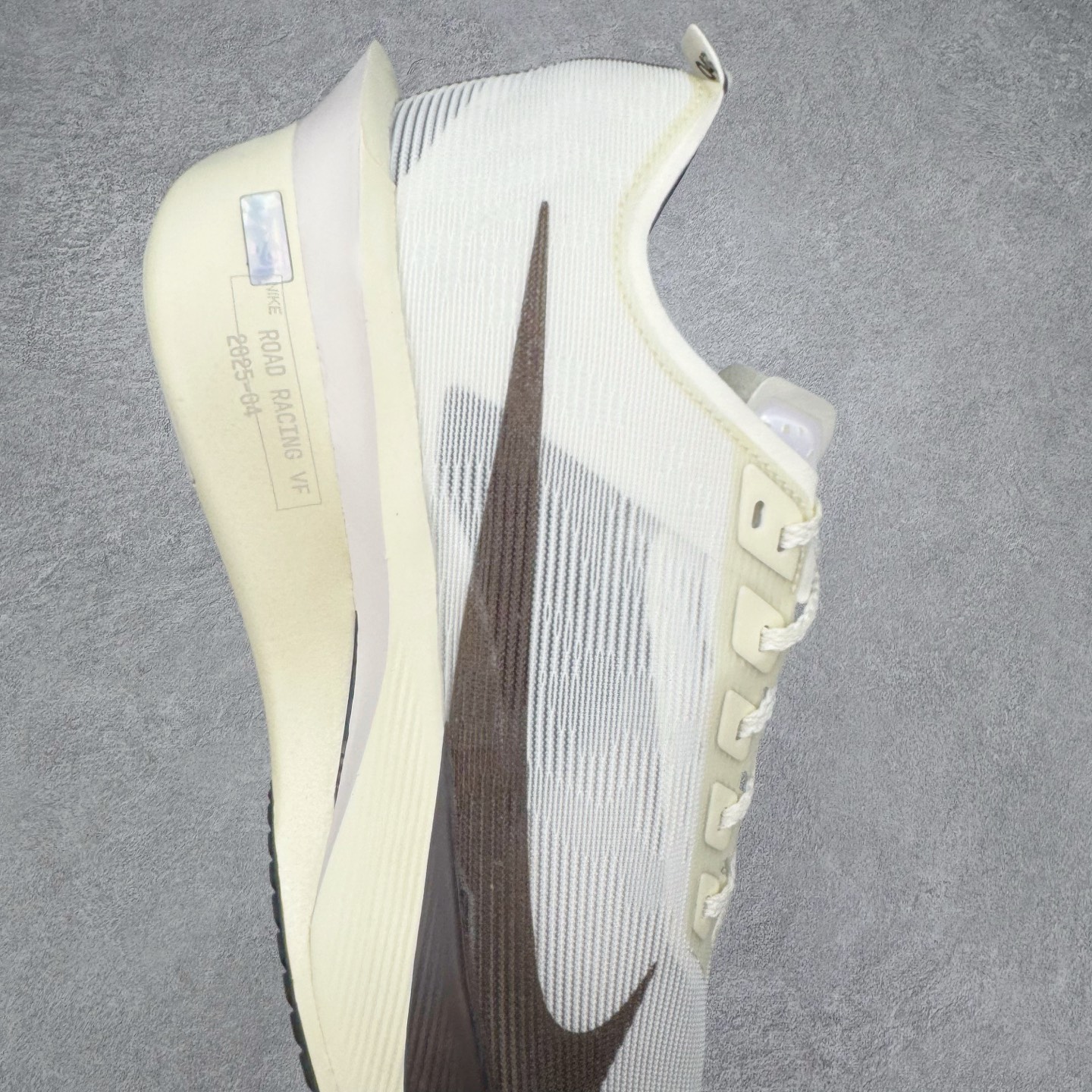 图片[6]-＃TG纯原 Jakob A. Ingebrigtsen x NK Zoom VaporFly Next 4% 舒适百搭透气回弹低帮短跑马拉松跑步鞋 HV6107-100 泰光Zp特供批次 市面唯一支持实战的跑鞋 原档案数据原厂网纱 正确高频花纹 前后掌内置Zoom Air气垫 原装MD大底 脚感完美还原 原盒原配 QC检验、钢印 俱全 原底科技 同步原版 脚感堪比Boost 采用精致醒目设计，精准诠释雅各布·因格布里格森的风格，聚焦他的核心信念：家庭与夺冠。该鞋款在前代鞋款的基础上减轻重量，但不影响性能表现。碳纤维 Flyplate 结合出众回弹的ZoomX泡绵中底，缔造比赛日佳选，令你快意难挡，疾速冲刺。这款公路竞速跑步鞋具备匠心品质，无论是日常畅跑还是马拉松，皆可轻松驾驭，是雅各布的信赖之选。尺码：36 36.5 37.5 38 38.5 39 40 40.5 41 42 42.5 43 44 44.5 45-选品中心