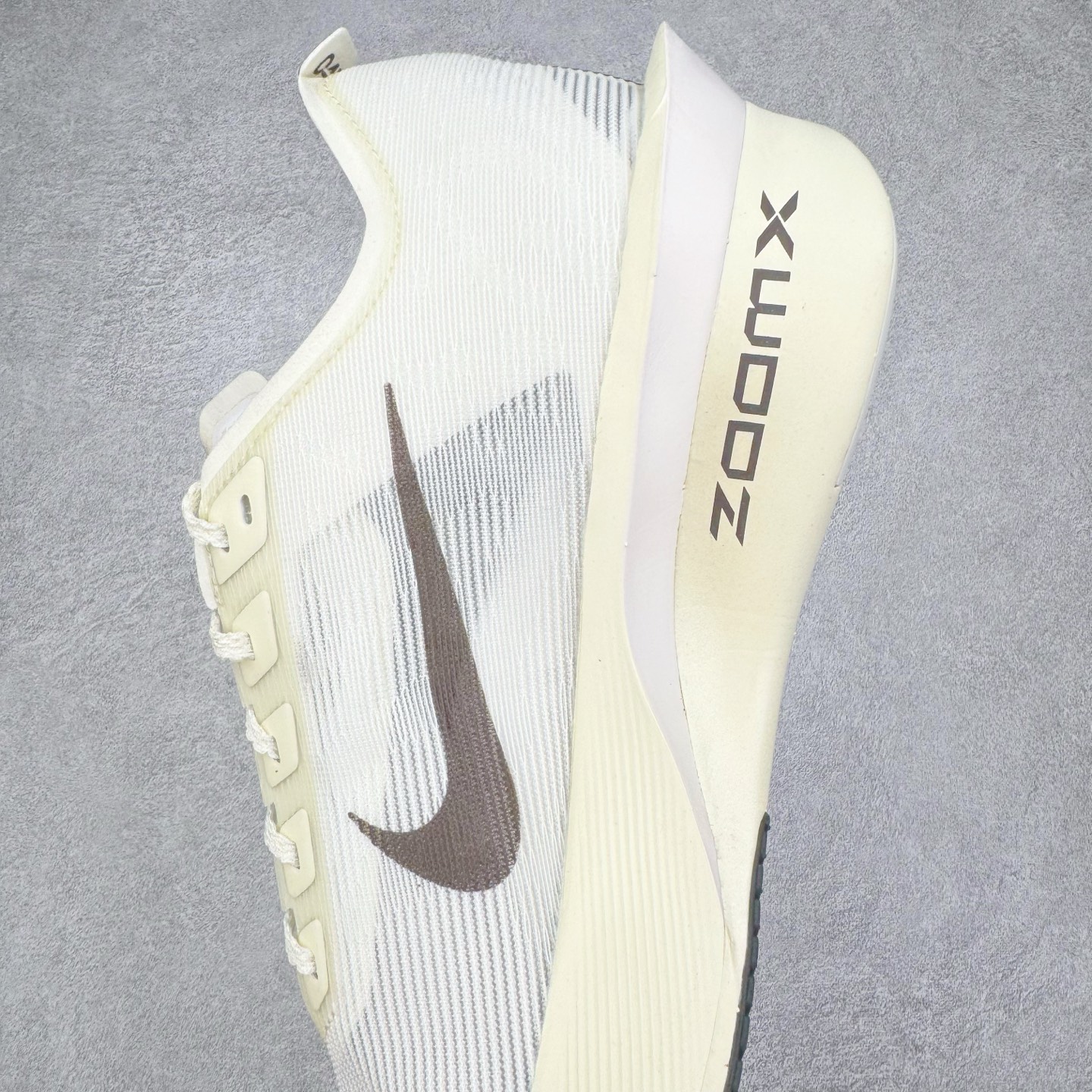 图片[7]-＃TG纯原 Jakob A. Ingebrigtsen x NK Zoom VaporFly Next 4% 舒适百搭透气回弹低帮短跑马拉松跑步鞋 HV6107-100 泰光Zp特供批次 市面唯一支持实战的跑鞋 原档案数据原厂网纱 正确高频花纹 前后掌内置Zoom Air气垫 原装MD大底 脚感完美还原 原盒原配 QC检验、钢印 俱全 原底科技 同步原版 脚感堪比Boost 采用精致醒目设计，精准诠释雅各布·因格布里格森的风格，聚焦他的核心信念：家庭与夺冠。该鞋款在前代鞋款的基础上减轻重量，但不影响性能表现。碳纤维 Flyplate 结合出众回弹的ZoomX泡绵中底，缔造比赛日佳选，令你快意难挡，疾速冲刺。这款公路竞速跑步鞋具备匠心品质，无论是日常畅跑还是马拉松，皆可轻松驾驭，是雅各布的信赖之选。尺码：36 36.5 37.5 38 38.5 39 40 40.5 41 42 42.5 43 44 44.5 45-选品中心