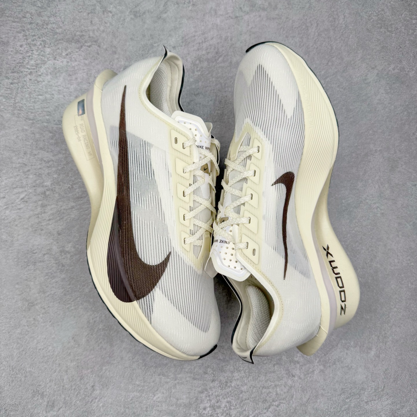 图片[3]-＃TG纯原 Jakob A. Ingebrigtsen x NK Zoom VaporFly Next 4% 舒适百搭透气回弹低帮短跑马拉松跑步鞋 HV6107-100 泰光Zp特供批次 市面唯一支持实战的跑鞋 原档案数据原厂网纱 正确高频花纹 前后掌内置Zoom Air气垫 原装MD大底 脚感完美还原 原盒原配 QC检验、钢印 俱全 原底科技 同步原版 脚感堪比Boost 采用精致醒目设计，精准诠释雅各布·因格布里格森的风格，聚焦他的核心信念：家庭与夺冠。该鞋款在前代鞋款的基础上减轻重量，但不影响性能表现。碳纤维 Flyplate 结合出众回弹的ZoomX泡绵中底，缔造比赛日佳选，令你快意难挡，疾速冲刺。这款公路竞速跑步鞋具备匠心品质，无论是日常畅跑还是马拉松，皆可轻松驾驭，是雅各布的信赖之选。尺码：36 36.5 37.5 38 38.5 39 40 40.5 41 42 42.5 43 44 44.5 45-选品中心