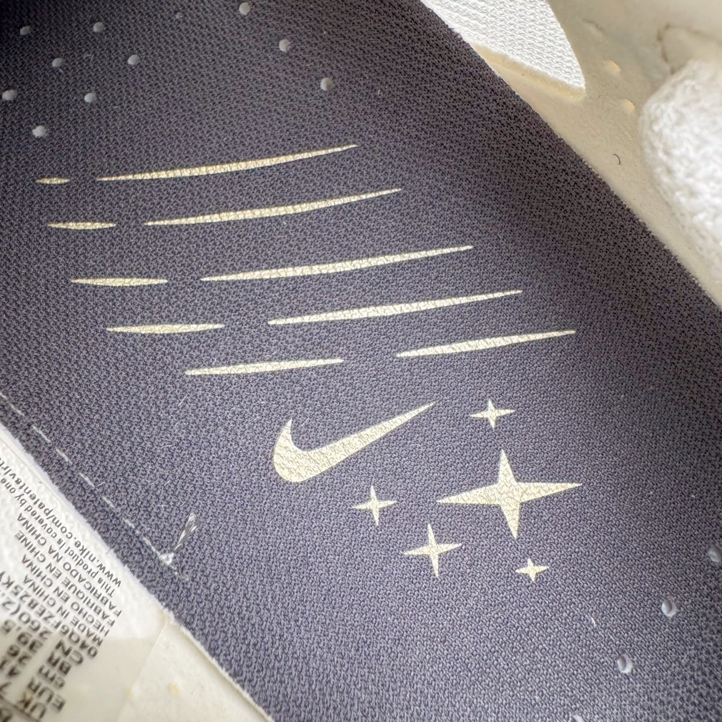 图片[11]-＃TG纯原 Jakob A. Ingebrigtsen x NK Zoom VaporFly Next 4% 舒适百搭透气回弹低帮短跑马拉松跑步鞋 HV6107-100 泰光Zp特供批次 市面唯一支持实战的跑鞋 原档案数据原厂网纱 正确高频花纹 前后掌内置Zoom Air气垫 原装MD大底 脚感完美还原 原盒原配 QC检验、钢印 俱全 原底科技 同步原版 脚感堪比Boost 采用精致醒目设计，精准诠释雅各布·因格布里格森的风格，聚焦他的核心信念：家庭与夺冠。该鞋款在前代鞋款的基础上减轻重量，但不影响性能表现。碳纤维 Flyplate 结合出众回弹的ZoomX泡绵中底，缔造比赛日佳选，令你快意难挡，疾速冲刺。这款公路竞速跑步鞋具备匠心品质，无论是日常畅跑还是马拉松，皆可轻松驾驭，是雅各布的信赖之选。尺码：36 36.5 37.5 38 38.5 39 40 40.5 41 42 42.5 43 44 44.5 45-选品中心