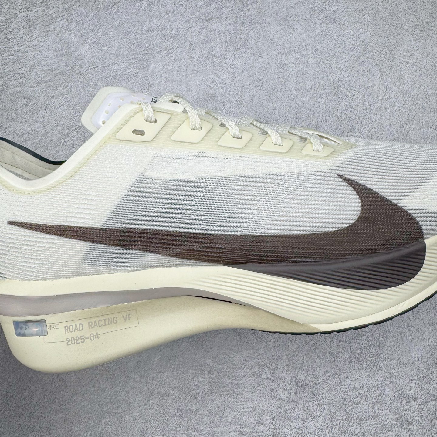 图片[16]-＃TG纯原 Jakob A. Ingebrigtsen x NK Zoom VaporFly Next 4% 舒适百搭透气回弹低帮短跑马拉松跑步鞋 HV6107-100 泰光Zp特供批次 市面唯一支持实战的跑鞋 原档案数据原厂网纱 正确高频花纹 前后掌内置Zoom Air气垫 原装MD大底 脚感完美还原 原盒原配 QC检验、钢印 俱全 原底科技 同步原版 脚感堪比Boost 采用精致醒目设计，精准诠释雅各布·因格布里格森的风格，聚焦他的核心信念：家庭与夺冠。该鞋款在前代鞋款的基础上减轻重量，但不影响性能表现。碳纤维 Flyplate 结合出众回弹的ZoomX泡绵中底，缔造比赛日佳选，令你快意难挡，疾速冲刺。这款公路竞速跑步鞋具备匠心品质，无论是日常畅跑还是马拉松，皆可轻松驾驭，是雅各布的信赖之选。尺码：36 36.5 37.5 38 38.5 39 40 40.5 41 42 42.5 43 44 44.5 45-选品中心