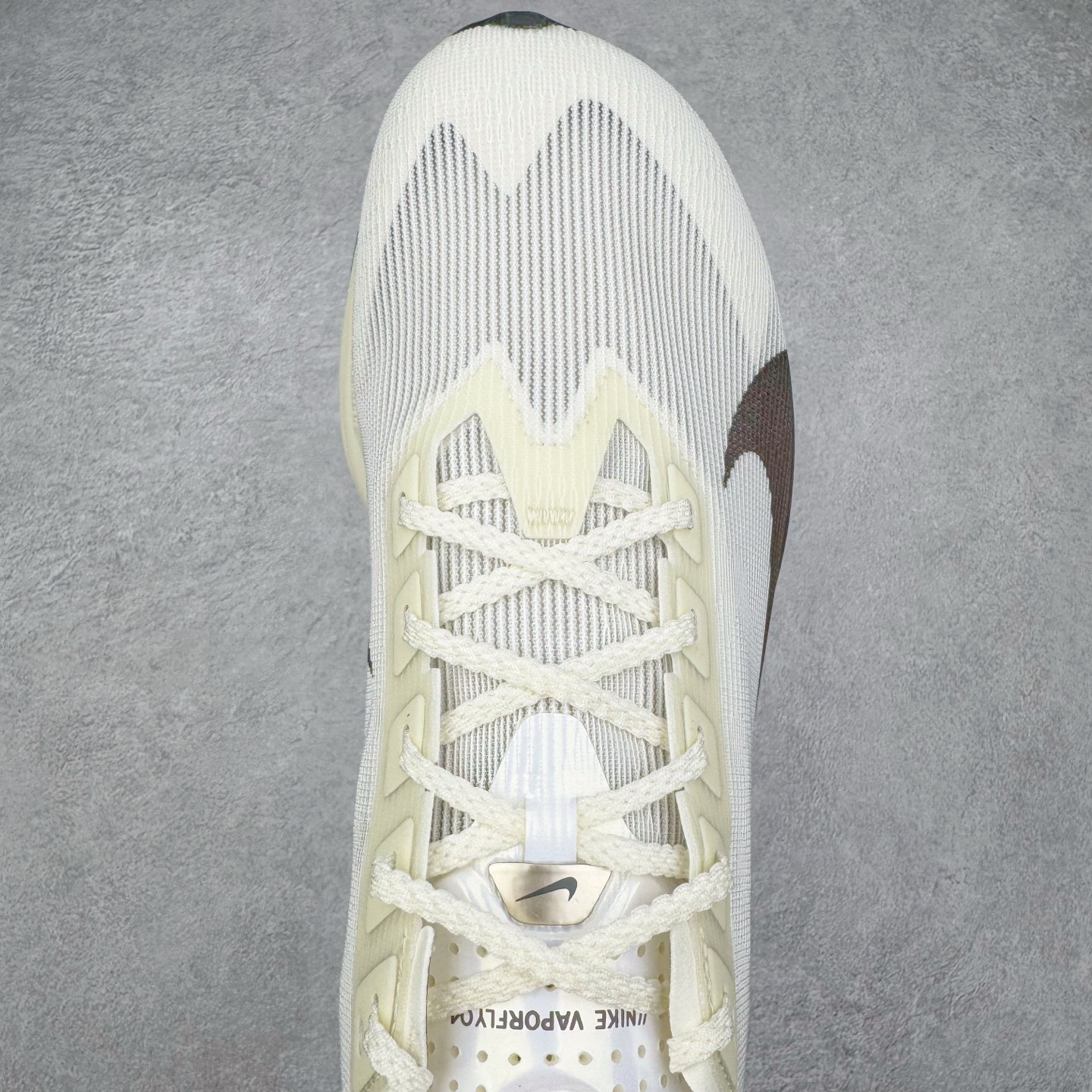 图片[4]-＃TG纯原 Jakob A. Ingebrigtsen x NK Zoom VaporFly Next 4% 舒适百搭透气回弹低帮短跑马拉松跑步鞋 HV6107-100 泰光Zp特供批次 市面唯一支持实战的跑鞋 原档案数据原厂网纱 正确高频花纹 前后掌内置Zoom Air气垫 原装MD大底 脚感完美还原 原盒原配 QC检验、钢印 俱全 原底科技 同步原版 脚感堪比Boost 采用精致醒目设计，精准诠释雅各布·因格布里格森的风格，聚焦他的核心信念：家庭与夺冠。该鞋款在前代鞋款的基础上减轻重量，但不影响性能表现。碳纤维 Flyplate 结合出众回弹的ZoomX泡绵中底，缔造比赛日佳选，令你快意难挡，疾速冲刺。这款公路竞速跑步鞋具备匠心品质，无论是日常畅跑还是马拉松，皆可轻松驾驭，是雅各布的信赖之选。尺码：36 36.5 37.5 38 38.5 39 40 40.5 41 42 42.5 43 44 44.5 45-选品中心