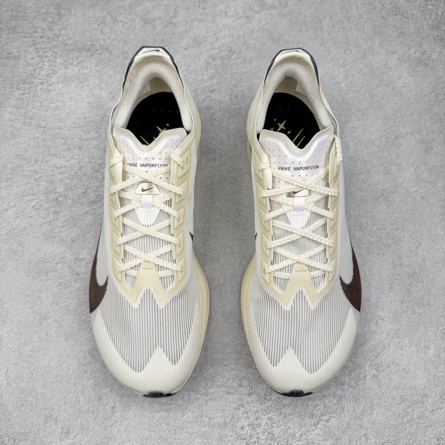 图片[2]-＃TG纯原 Jakob A. Ingebrigtsen x NK Zoom VaporFly Next 4% 舒适百搭透气回弹低帮短跑马拉松跑步鞋 HV6107-100 泰光Zp特供批次 市面唯一支持实战的跑鞋 原档案数据原厂网纱 正确高频花纹 前后掌内置Zoom Air气垫 原装MD大底 脚感完美还原 原盒原配 QC检验、钢印 俱全 原底科技 同步原版 脚感堪比Boost 采用精致醒目设计，精准诠释雅各布·因格布里格森的风格，聚焦他的核心信念：家庭与夺冠。该鞋款在前代鞋款的基础上减轻重量，但不影响性能表现。碳纤维 Flyplate 结合出众回弹的ZoomX泡绵中底，缔造比赛日佳选，令你快意难挡，疾速冲刺。这款公路竞速跑步鞋具备匠心品质，无论是日常畅跑还是马拉松，皆可轻松驾驭，是雅各布的信赖之选。尺码：36 36.5 37.5 38 38.5 39 40 40.5 41 42 42.5 43 44 44.5 45-选品中心