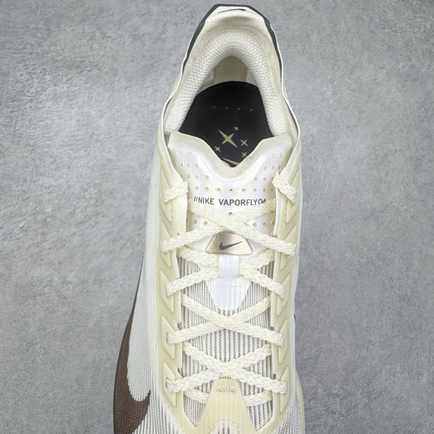 图片[5]-＃TG纯原 Jakob A. Ingebrigtsen x NK Zoom VaporFly Next 4% 舒适百搭透气回弹低帮短跑马拉松跑步鞋 HV6107-100 泰光Zp特供批次 市面唯一支持实战的跑鞋 原档案数据原厂网纱 正确高频花纹 前后掌内置Zoom Air气垫 原装MD大底 脚感完美还原 原盒原配 QC检验、钢印 俱全 原底科技 同步原版 脚感堪比Boost 采用精致醒目设计，精准诠释雅各布·因格布里格森的风格，聚焦他的核心信念：家庭与夺冠。该鞋款在前代鞋款的基础上减轻重量，但不影响性能表现。碳纤维 Flyplate 结合出众回弹的ZoomX泡绵中底，缔造比赛日佳选，令你快意难挡，疾速冲刺。这款公路竞速跑步鞋具备匠心品质，无论是日常畅跑还是马拉松，皆可轻松驾驭，是雅各布的信赖之选。尺码：36 36.5 37.5 38 38.5 39 40 40.5 41 42 42.5 43 44 44.5 45-选品中心