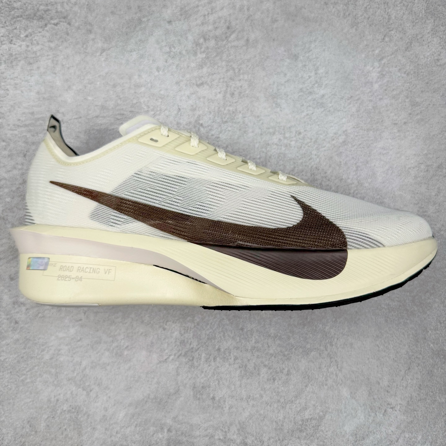 ＃TG纯原 Jakob A. Ingebrigtsen x NK Zoom VaporFly Next 4% 舒适百搭透气回弹低帮短跑马拉松跑步鞋 HV6107-100 泰光Zp特供批次 市面唯一支持实战的跑鞋 原档案数据原厂网纱 正确高频花纹 前后掌内置Zoom Air气垫 原装MD大底 脚感完美还原 原盒原配 QC检验、钢印 俱全 原底科技 同步原版 脚感堪比Boost 采用精致醒目设计，精准诠释雅各布·因格布里格森的风格，聚焦他的核心信念：家庭与夺冠。该鞋款在前代鞋款的基础上减轻重量，但不影响性能表现。碳纤维 Flyplate 结合出众回弹的ZoomX泡绵中底，缔造比赛日佳选，令你快意难挡，疾速冲刺。这款公路竞速跑步鞋具备匠心品质，无论是日常畅跑还是马拉松，皆可轻松驾驭，是雅各布的信赖之选。尺码：36 36.5 37.5 38 38.5 39 40 40.5 41 42 42.5 43 44 44.5 45-选品中心
